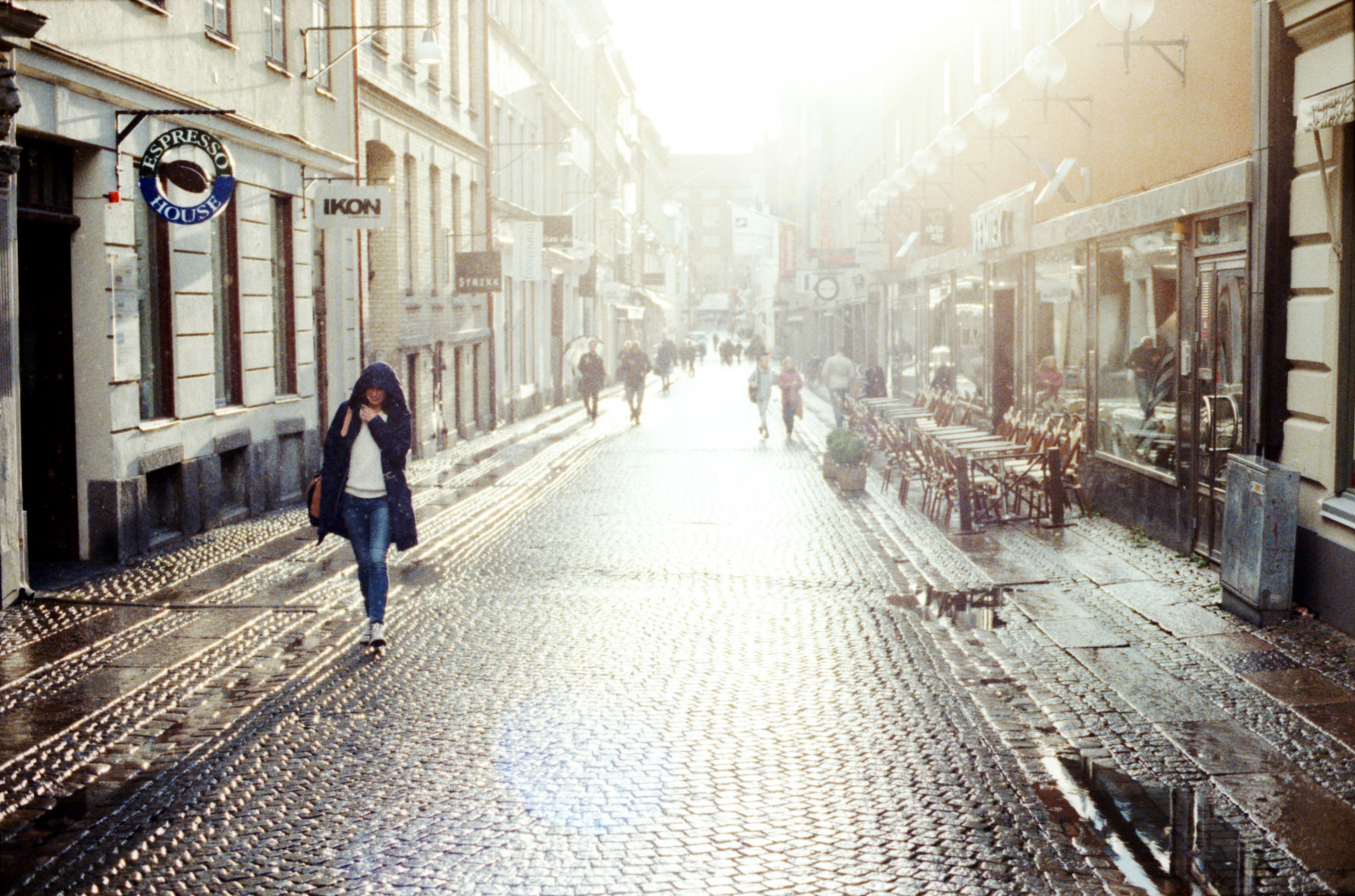 sommer, mennesker, våd, solskin, regn, Canon, XPRO, crossprocessed, Kodak, Sverige, gøteborg, lige, efter, brusere, vandpytter, eos1v, ebx, lige efter, Vallgatan