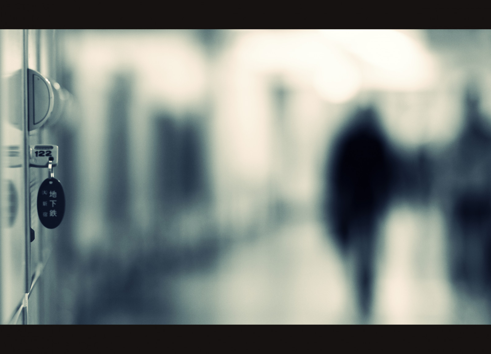 Černý a bílý, Černá, stanice, Japonsko, Otočit se, temný, podzemí, chůze, Tokio, klíč, Shinjuku, dof, 85mm, Kroutit, monotónní, skříňku, vlakové nádraží, kolo, postava, tajemný, odemknout, ovál, blížící se, Coinlocker, shallowdepthoffield, Lockandkey, canon50d, Walkingtowardsme, Neidentifikovaný člověk, Y300, Movievibe