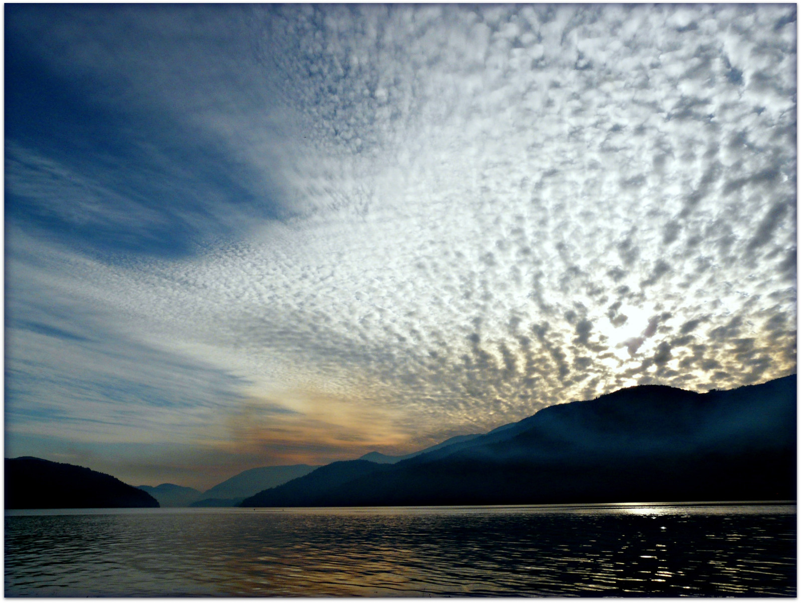 slunečnímu záření, krajina, hory, západ slunce, moře, jezero, voda, Příroda, odraz, nebe, mraky, svítání, uklidnit, večer, ráno, horizont, atmosféra, Kanada, fjord, soumrak, zvuk, dramatický, mrak, hora, svítání, mygearandme, oceán, vlna, před naším letopočtem, simplysuperb, nádrž, mygearandmepremium, mygearandmebronze, ngc, dblringexcellence, tplringexcellence, eltringexcellence, během dne, dramaticsky, jezero, počítač tapeta, odlesk, meteorologický jev, kupa, jev, vstupní, vodní zdroje, Alberni, Octobersunset, Westcoastsunset, Canadiansunsetsets, Lateoct2011, stock photography