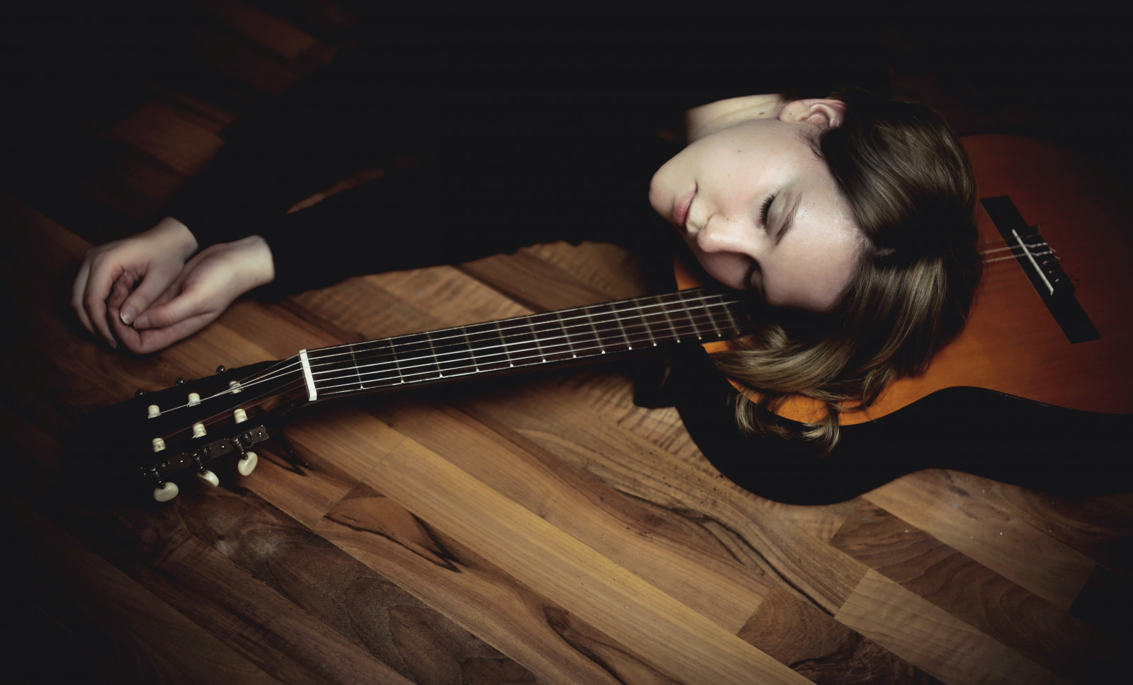 ženy, model, zavřenýma očima, kytara, hudební nástroj, hudebník, na podlaze, kytarista, drnkací nástroj, strunný nástroj, basista, baskytara, akustická kytara, klasická hudba, houslista, smyčcový nástroj, 5265x3187 px