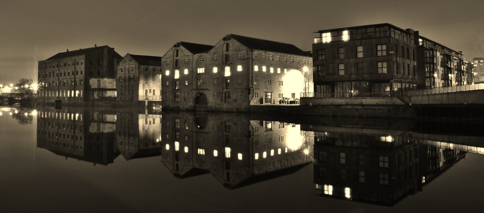 Černá, černobílý, panoráma města, noc, architektura, voda, odraz, fotografování, symetrie, panoráma, mrakodrap, Anglie, večer, břeh řeky, Spojené království, metropole, nábřeží, světlo, Černý a bílý, longexposure, odrazy, stará budova, tvar, tma, noc, Wakefield, nightshot, Británie, průmysl, urban area, modernbuilding, v noci, po setmění, industrialbuildings, oldmill, oldindustry, rivercalder, wakefieldatnight