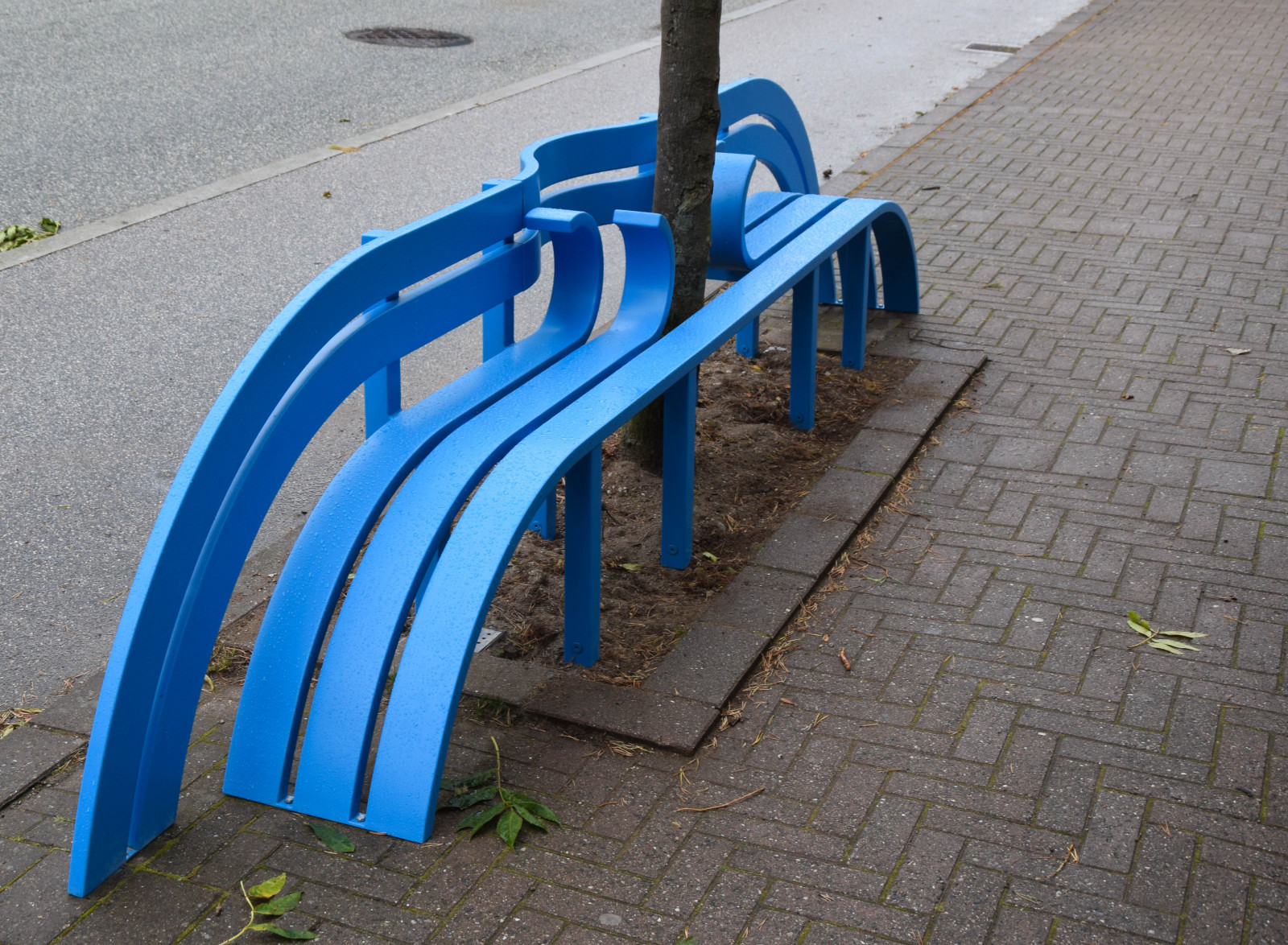 by, regn, blå, bænk, legeplads, Danmark, København, dybdeskarphed, regndråber, design, urbandesign, fortov, menneskelig bosættelse, vejbelægning, offentlige rum, udendørs legeredskaber