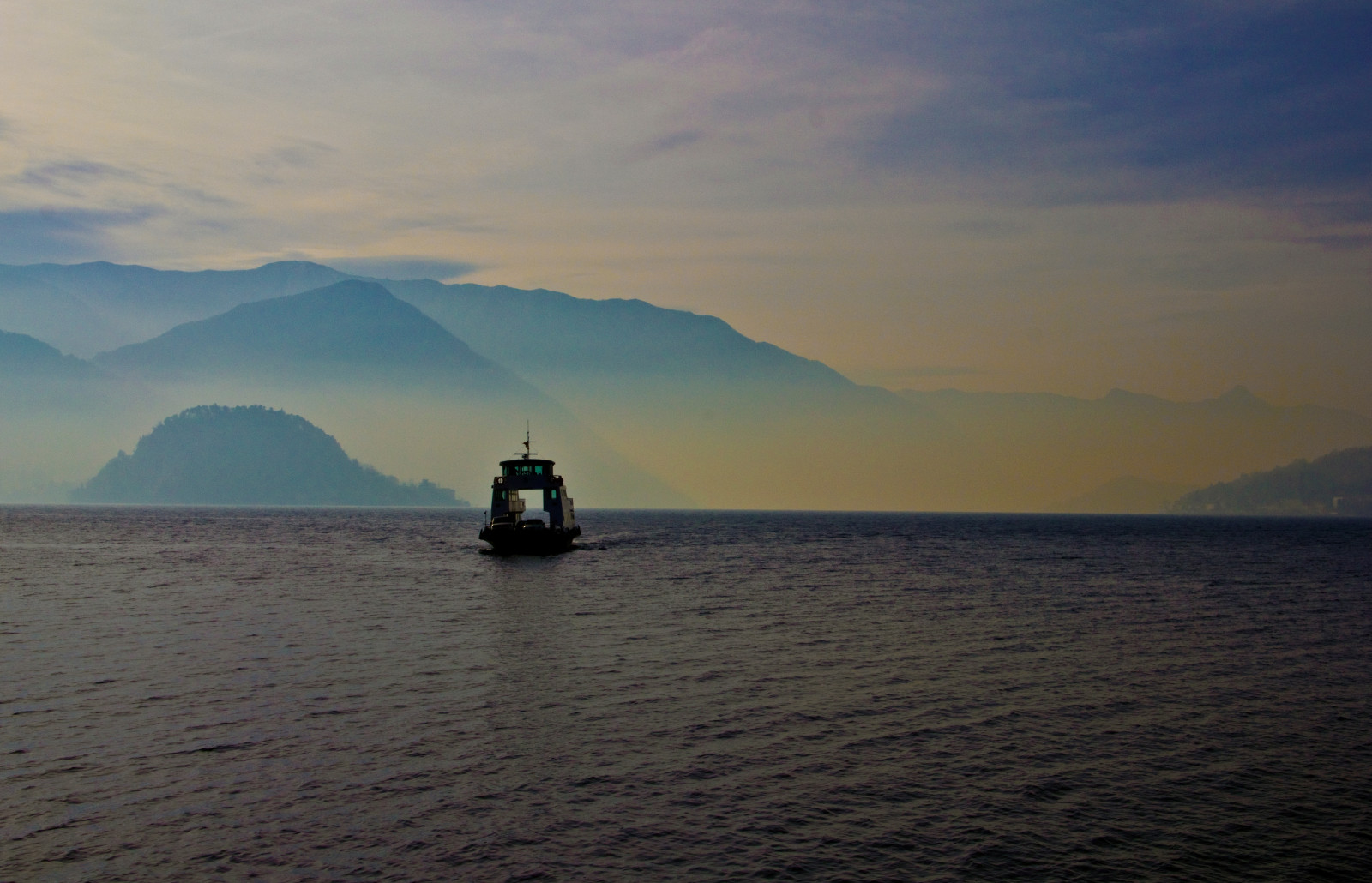 montagne, barca, tramonto, mare, baia, lago, acqua, puntellare, veicolo, spiaggia, Alba, sera, mattina, costa, orizzonte, atmosfera, isola, mantellina, crepuscolo, barca, nube, alba, oceano, Lago, Isola, montagne, mat56, Acqua, paesaggi, paesaggi, lombardia, atmosfera, lago, fenomeno atmosferico, lecco, varenna, traghetto, Fiumelatte