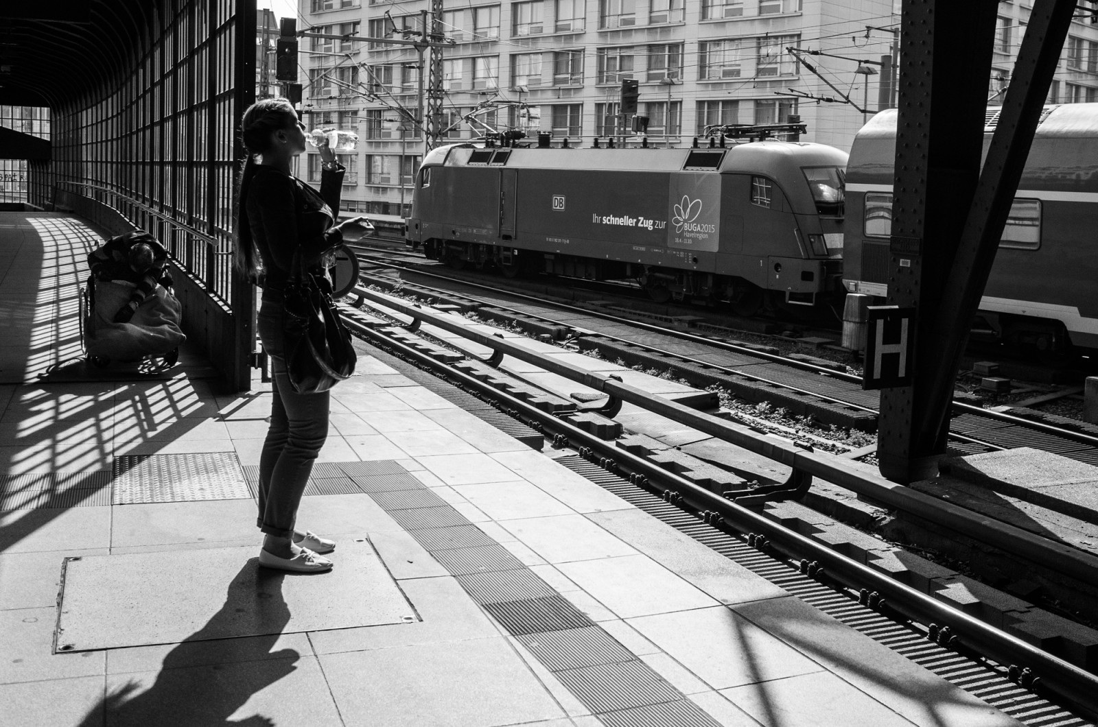 ulice, Černý a bílý, Berlín, Černá bílá, streetphotography, bahnhof, vlakové nádraží, třídaFoto, ricoh, ricohgr, Friedrichstr, Strase, Schirrmacher, strasenfotografie, strasenfoto, streetpassionaward, Berlinbahnh fe