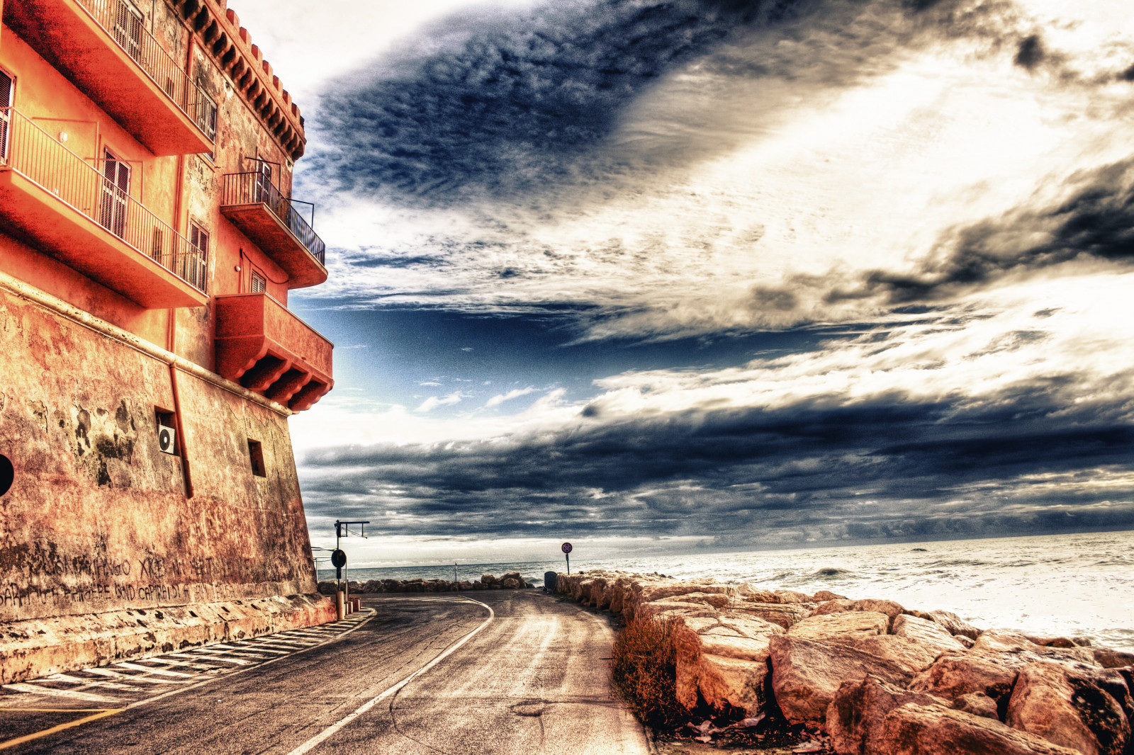 moře, ulice, panoráma města, Itálie, Skála, Červené, nebe, kameny, mraky, Dům, ráno, věž, pobřeží, útes, skály, Otočit se, Terén, cestovat, Italia, vlna, po, cielo, kobyla, strada, casa, platinumheartaward, Rocce, nuvole, Sassi, curva, Anzio, tornante, esinuhe69