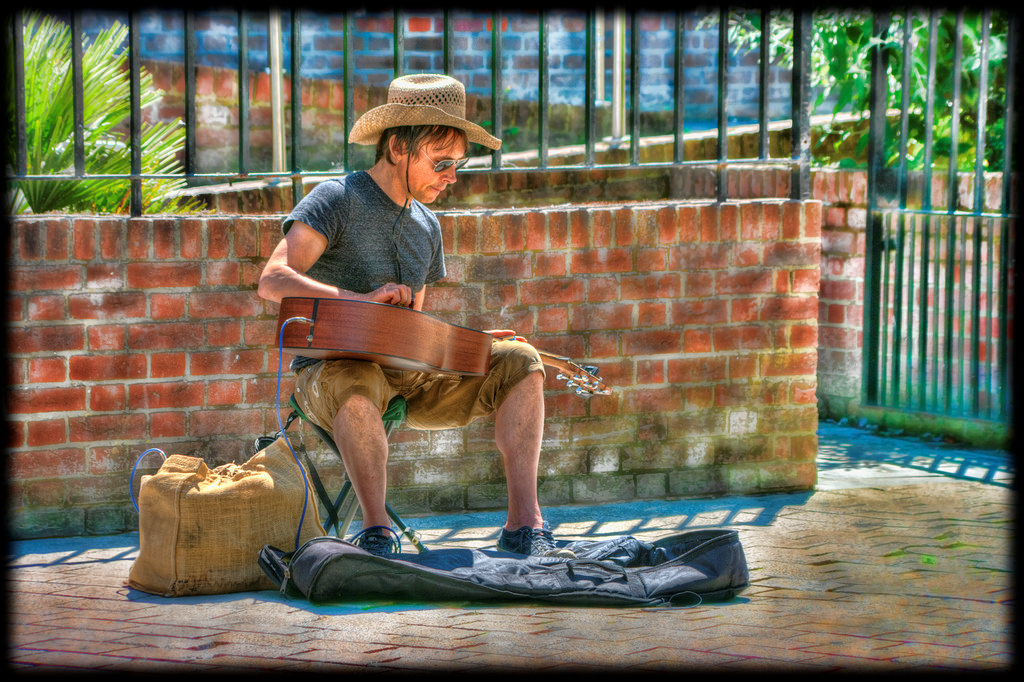 ulice, kytara, sedící, šortky, hudba, Dorset, Anglie, zralý, UMĚNÍ, muž, pobřeží, umělec, HFF, odlišný, upřímný, mužský, Angličtina, hudební, lidských pozice, busking, artista, Poole, happyfencefriday, hlavní ulice