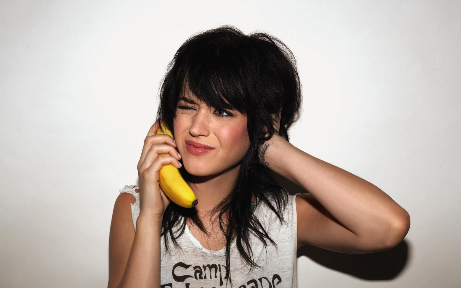 tvář, Černá, model, portrét, tričko, bruneta, brýle, fotografování, móda, vlasy, emoce, Osoba, kůže, hlava, zpěv, barva, dítě, dívka, krása, usměj se, oko, žena, ruka, dáma, zábava, fotografie, banán, smysl, účes, portrétní fotografie, focení, mimika, Lidské tělo, orgán