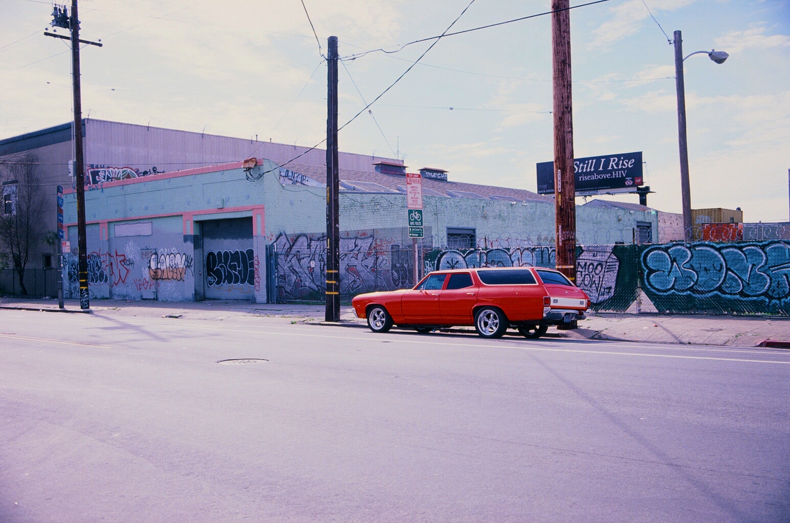 město, ulice, auto, budova, nebe, sníh, zima, vozidlo, stěna, silnice, Dům, město, doprava, asfalt, Chevrolet, limuzína, centrum, předměstí, chevelle, urban area, sousedství, obytný prostor, pozemní vozidla, automobilového designu, luxusní vůz, rodinný vůz, kompaktní vůz, motorové vozidlo, městské auto, subcompact auto