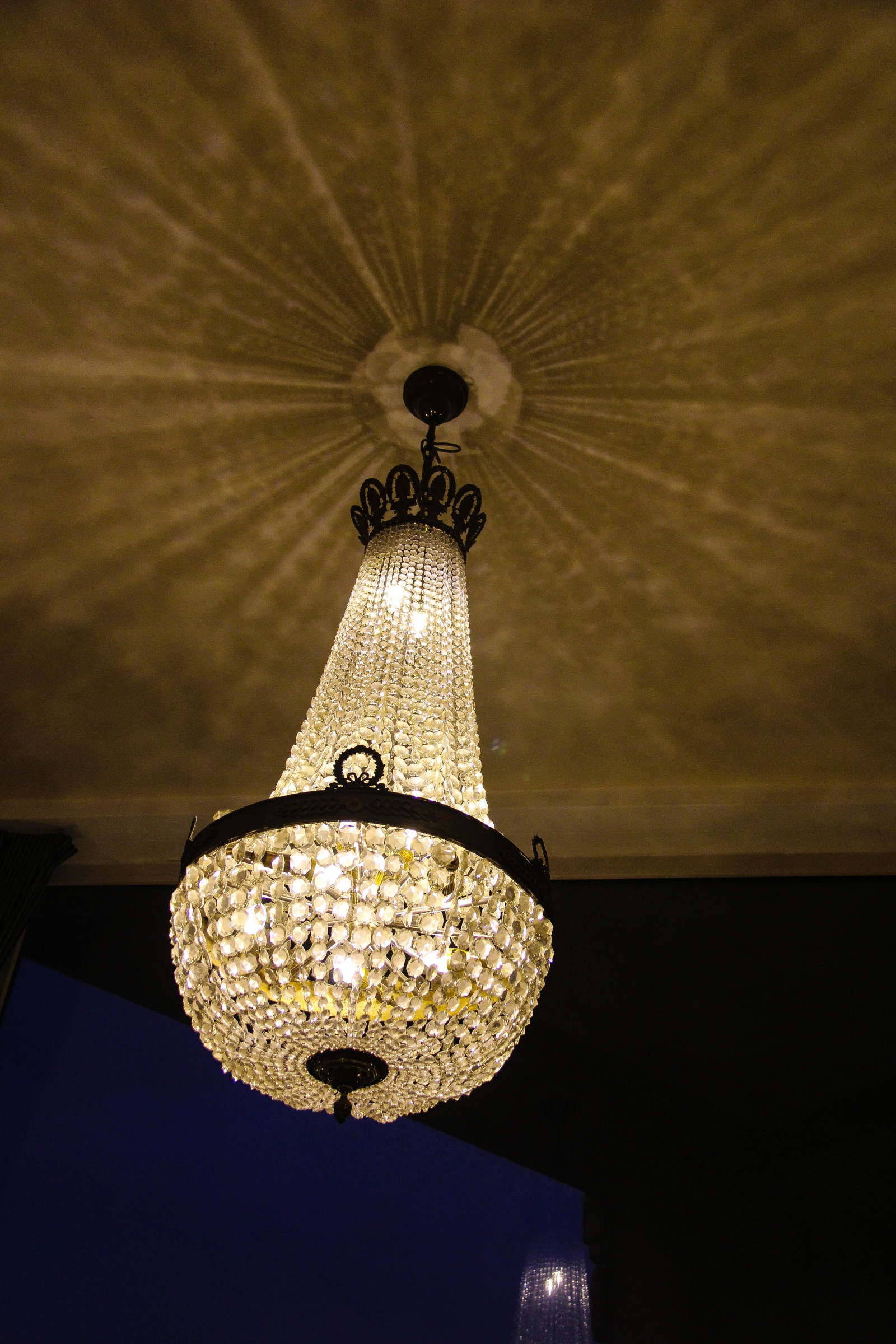 nat, symmetri, lampe, cirkel, Stockholm, lys, belysning, Lampa, belysning, lysekrone, kristallkrona, loft, mørke, hotellterminus, lysarmatur