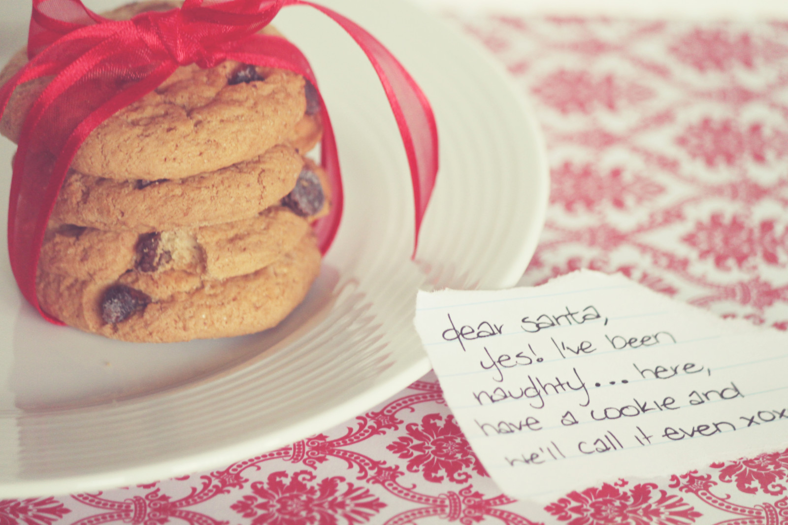 jídlo, Červené, text, dopis, Vánoce, stuha, čokoláda, psaní, dezert, santa, suchar, pečení, Poznámka, sušenka, sladkost, příchuť, pečené dobroty, nezbedný, čokoláda čip cookies, sušenky a krekry, mléčný výrobek, Svačina, čip, finger food