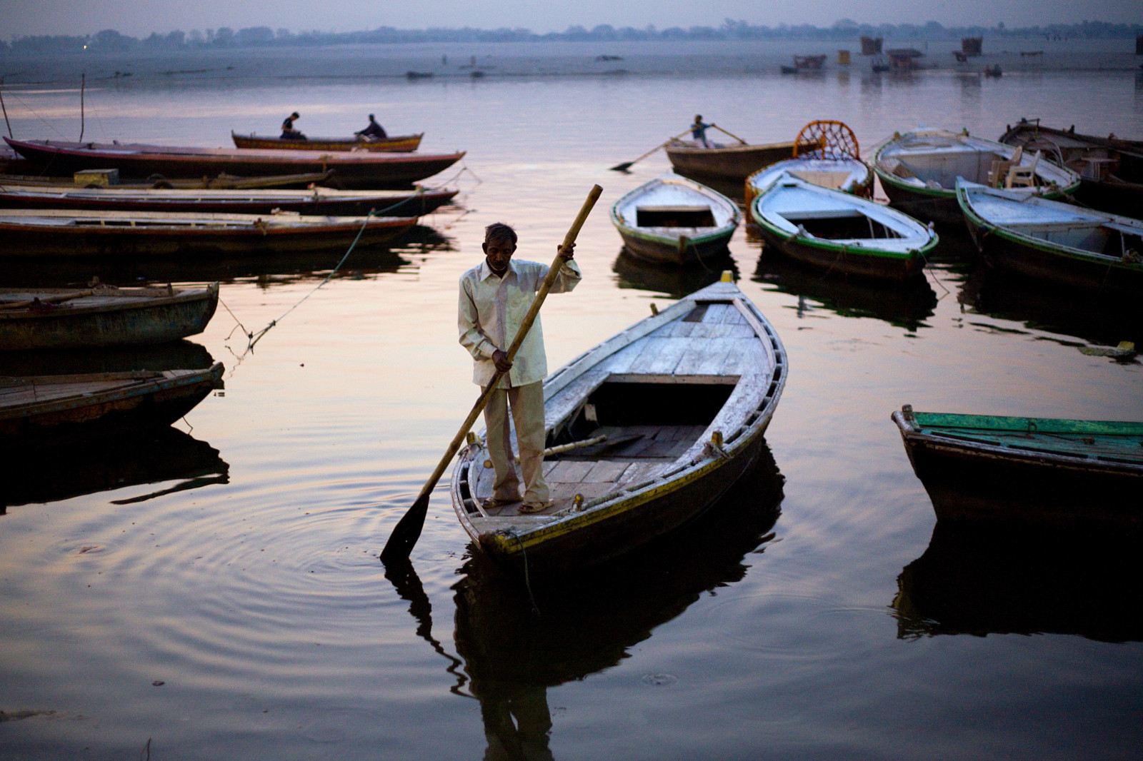 การสะท้อน, น้ำ, เรือ, water transportation, ทางน้ำ, พายเรือ, เช้า, เรือบรรทุกสินค้า, พายเรือ, boats and boating equipment and supplies, เงียบสงบ, แหล่งน้ำ, ท้องฟ้า, ยานพาหนะ, ทะเล, การพักผ่อนหย่อนใจ, แม่น้ำ