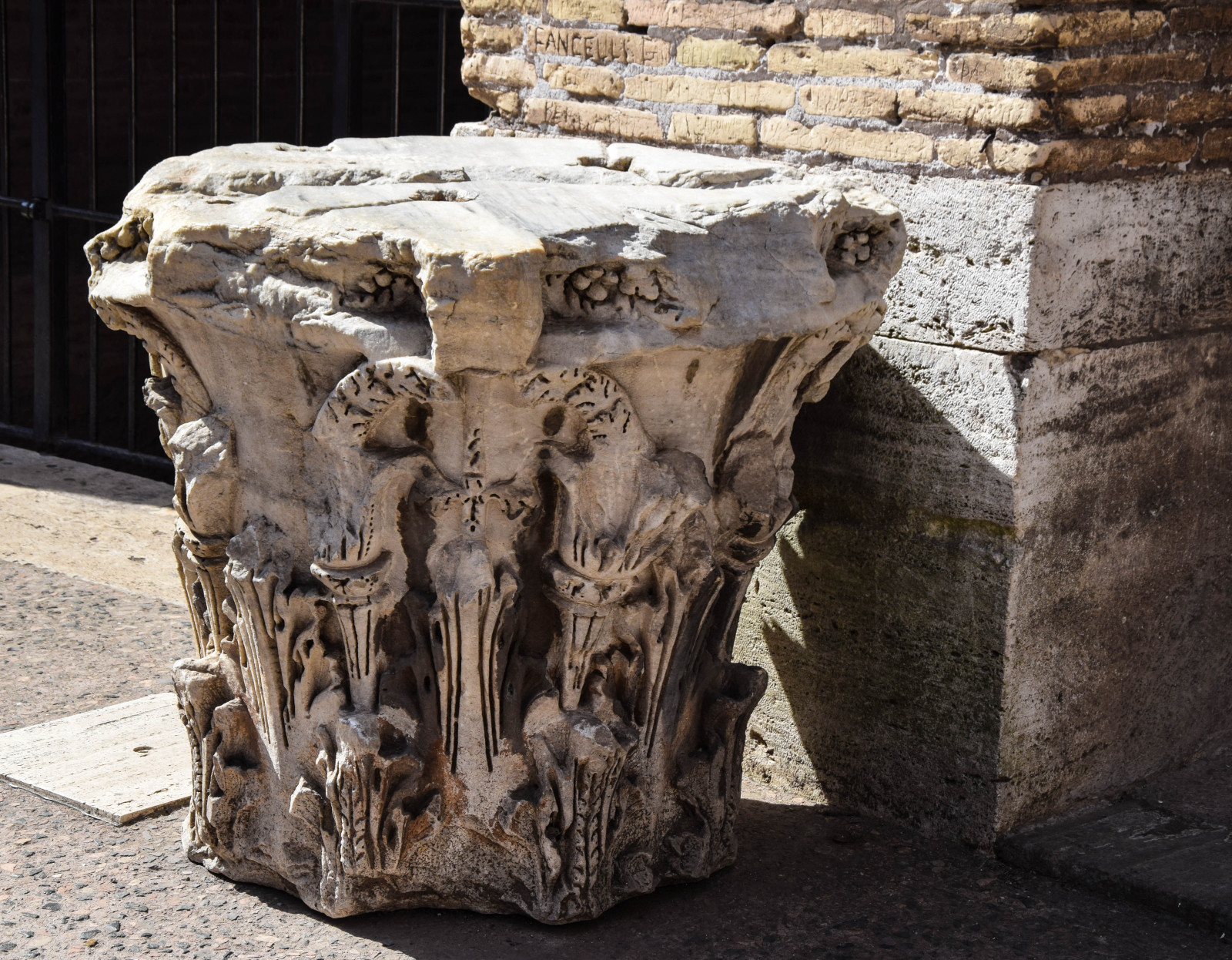 chrám, město, Itálie, architektura, starověký, Skála, dřevo, sochařství, sloupec, Evropa, Řím, Koloseum, struktura, aréna, UMĚNÍ, rom, pradávné město, roma, romerskarkitektur, titus, colosseo, piazzadelcolosseo, Amfiteater, amphiteatrumflavium, vespanius, nábytek, řezba, dávná historie, stone carving