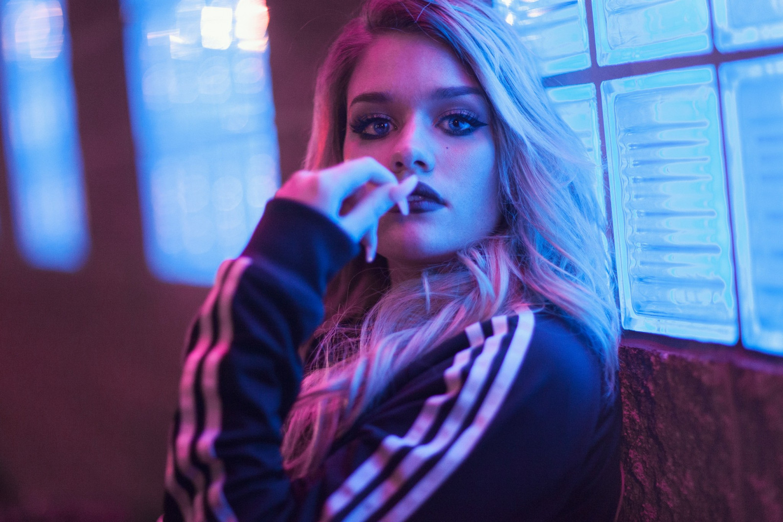 ženy, při pohledu na diváka, Červené, vlnité vlasy, fotografování, hudba, modrý, Prst na rtech, Ruby James, Samantha Ravndahlová, zpěv, mikiny, barva, krása, dáma, focení