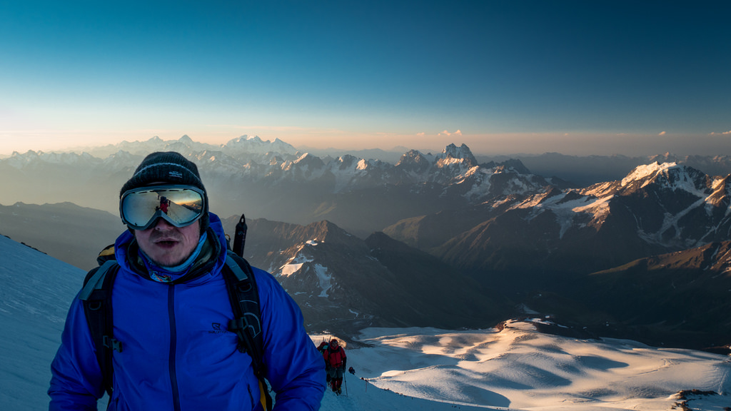 sollys, landskab, mennesker, bjerge, sport, bakke, natur, himmel, sne, vinter, solopgang, is, horisont, atmosfære, Rusland, Europa, Arctic, Alperne, spids, venner, topmøde, ferie, Europa, ryg, Terræn, Sky, landskab, bjerg, vejr, højde, Massif, sjovt, naturaleza, paisaje, nieve, Amanecer, eventyr, gente, Rusia, tiempo, amigos, Escenario, Montanas, pico, atmosfære af jord, bjergrige landskabsformer, bjergkæde, ekstrem sport, iskold landskabsform, meteorologisk fænomen, faldt, bjergbestigning, klatre, Monta ERO, bjergbestiger, dormantvolcano, alpinismo, bjergbestigning, deporte, bjergguide, Elbrus, eventyrer, alpinism, Monta ismo, elbrus15, Aclimataci n, garabashicamp, barrelscamp, kabardiabalkaria, akklimatisere, elbrusglacier, Terskol, mingitau, Estratovolc n, Cordilleracauc sica, C ucaso, Rep blicarusa, monteelbrus, mountelbrus, caucasusmountains, mountainclimber, Alpinista, bestråling, Irradiaci n, altitud, summitday, D adecima, ascender, elbrussummit, cimadelelbrus, akklimatisering, Arete