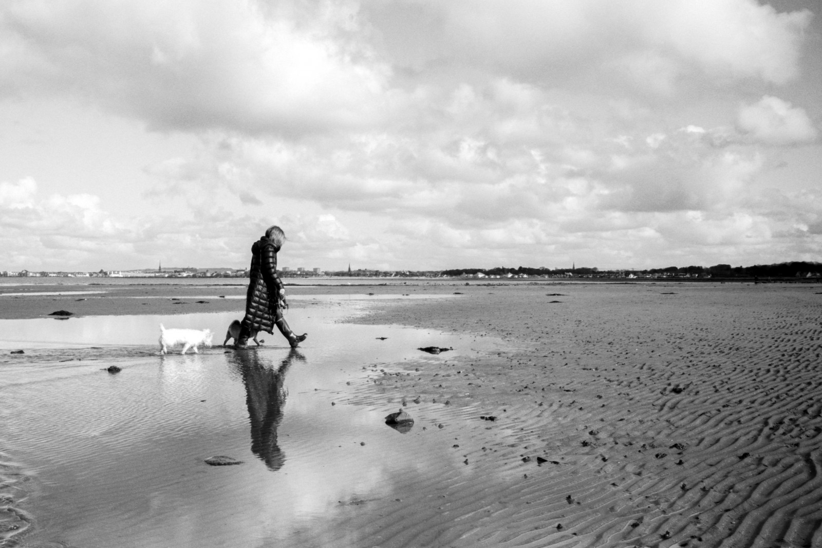 persone, bianca, nero, monocromo, mare, strada, acqua, puntellare, sabbia, spiaggia, Scozia, costa, Leica, Glasgow, Mono, bianco e nero, nube, oceano, onda, film, streetphotography, Candido, kodaktrix400, bianco e nero, fotografia in bianco e nero, corpo d'acqua, mudflat, aposummicron50mm, HC110, leicam7, stephencosh