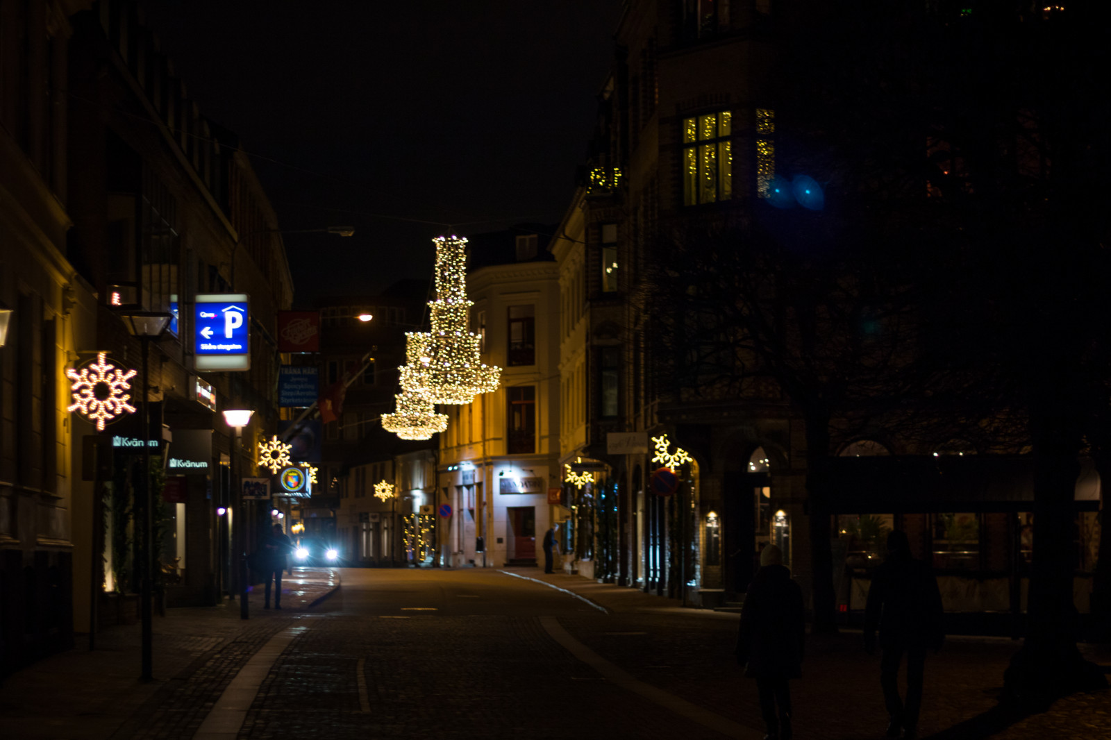 pouliční osvětlení, město, ulice, panoráma města, noc, silnice, večer, město, Vánoce, soumrak, metropole, světlo, centrum, Vánoce, osvětlení, dekorace, července, helsingborg, belysning, lustr, kristallkrona, tma, urban area, lidské osídlení