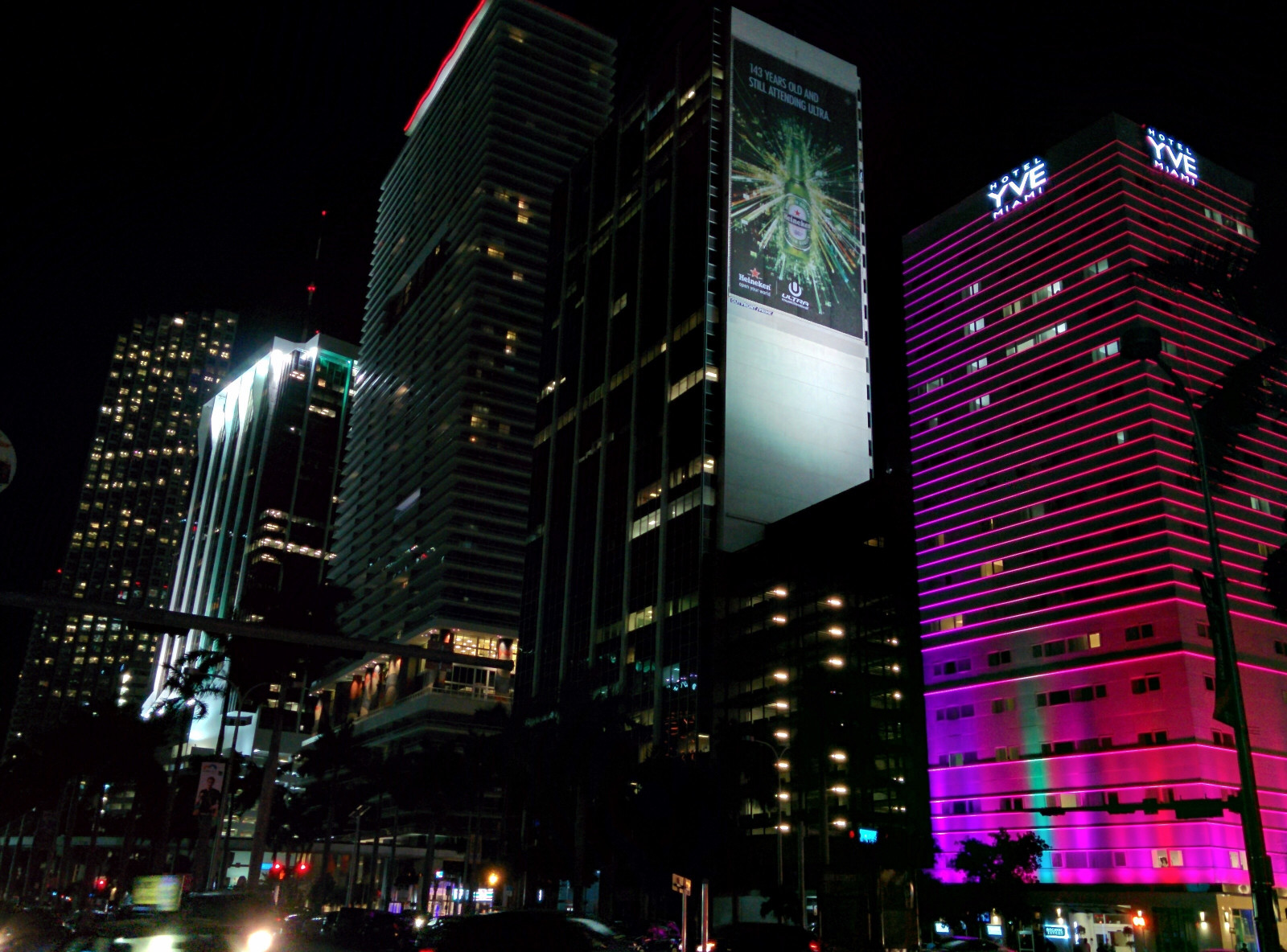 area metropolitana, grattacielo, metropoli, paesaggio urbano, città, area urbana, notte, punto di riferimento, palazzone, costruzione, centro, infrastruttura, architettura, leggero, illuminazione, Torre, uso misto, giorno, orizzonte, facciata, neon, cielo, oscurità, mezzanotte, sede centrale, condominio, Hotel