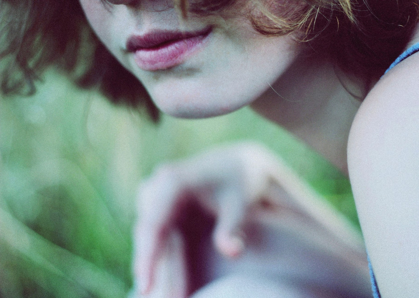 ใบหน้า, สีขาว, ผู้หญิงนอกบ้าน, ผู้หญิง, แนวตั้ง, ความรัก, สีแดง, การถ่ายภาพ, สีเขียว, สีน้ำเงิน, ริมฝีปาก, ปาก, จมูก, สีชมพู, อารมณ์, คน, ผิวหนัง, หัว, สี, เด็ก, ดอกไม้, หญิงสาว, ความงาม, ยิ้ม, ตา, ผู้หญิง, มือ, ผู้หญิง, ความรู้สึก, ริมฝีปาก, การแสดงออกทางสีหน้า, ร่างกายมนุษย์, อวัยวะ, ใกล้ชิด, ปฏิสัมพันธ์