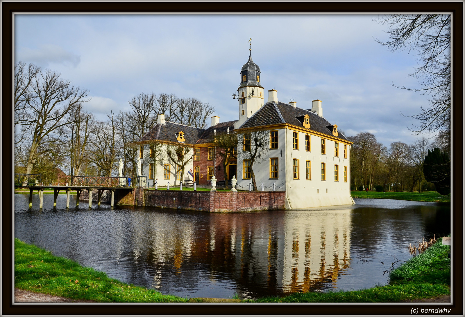 landskab, vand, natur, bygning, afspejling, himmel, hus, slot, flod, slot, ejendom, træ, plante, vandløb, voldgrav, palæ, nederland, burg, facade, Niederlande, turistattraktion, vandborg, Wasserschloss, Schloss, statelige hjem, Kasteel, Schl SSER, Wasserburg, herregård, middelalderlig arkitektur, Burgen, Slochteren, Fraeylemaborg, provinciegroningen, provinzgroningen, burgfraeylema