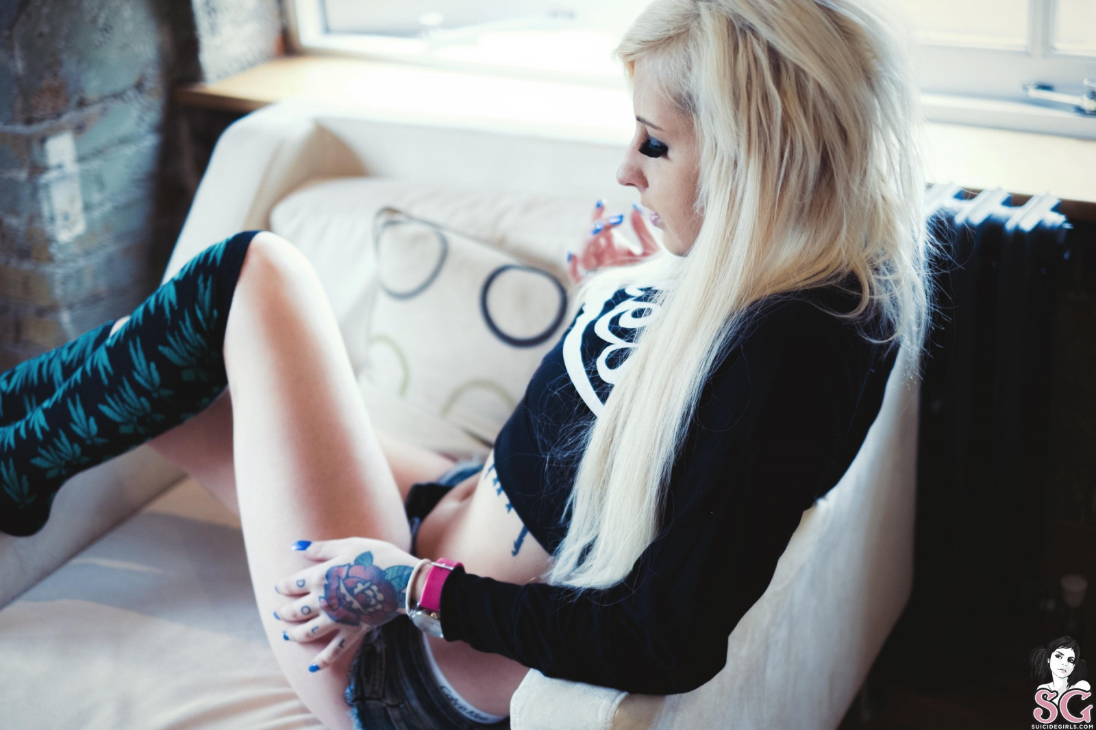 model, blondýnka, brýle, šortky, ponožky, fotografování, šaty, tetování, móda, suicidegirls, Osoba, oblečení, dívka, krása, žena, dáma, tetování, noha, kostým, blond, 2400x1600 px, portrétní fotografie, focení