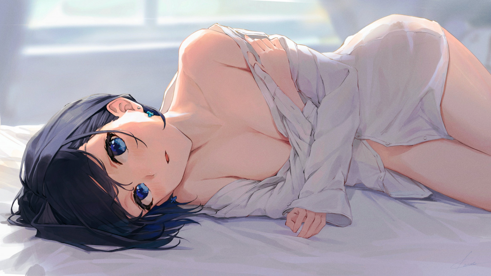 Ouro Kronii, ligger ned, Kigger på seeren, seng