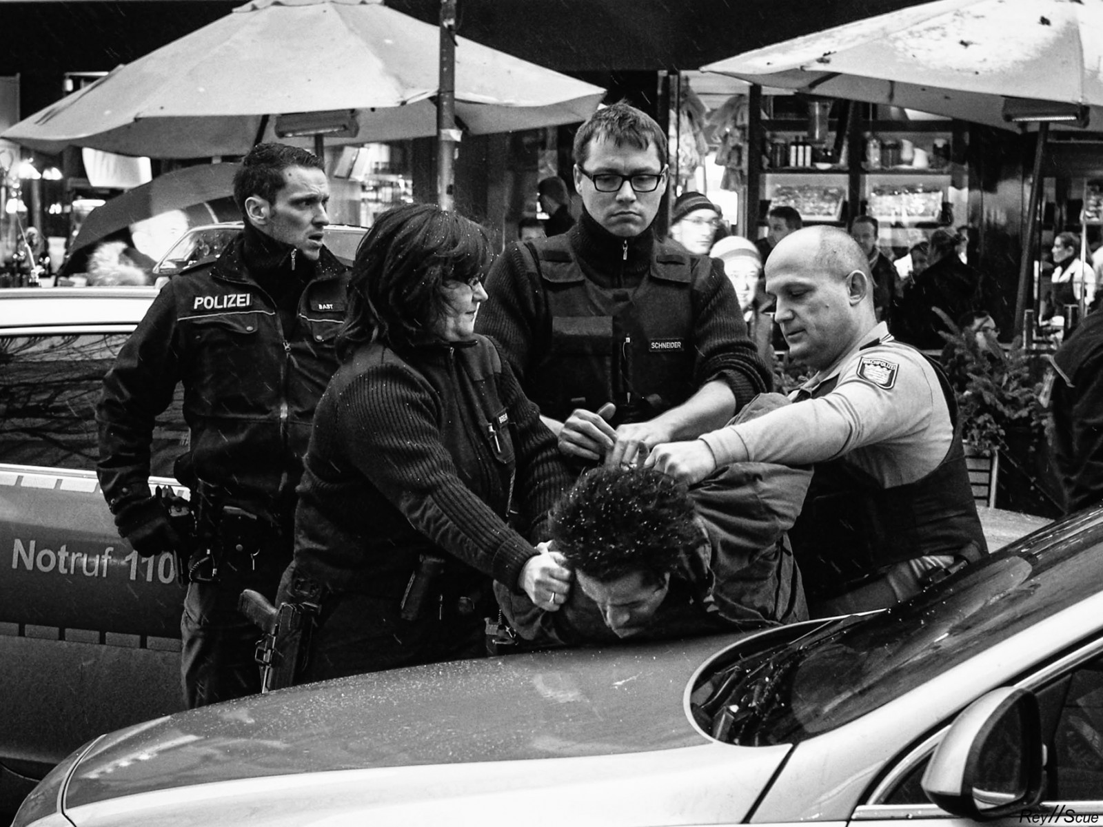 bílý, policie, černobílý, ulice, auto, městský, vozidlo, fotografování, Frankfurt, Německo, cestovat, tělesné, Černá bílá, muž, Street View, pouliční život, třídaFoto, styl, streetphotography, klasický, dav, OMD, upřímný, dokumentární, sociální, momentka, Černý a bílý, monochromatické fotografování, pozemní vozidla, automobilového designu, luxusní vůz, rodinný vůz, kompaktní vůz, motorové vozidlo, městské auto, sportovní užitkové vozidlo, problémy, auto part