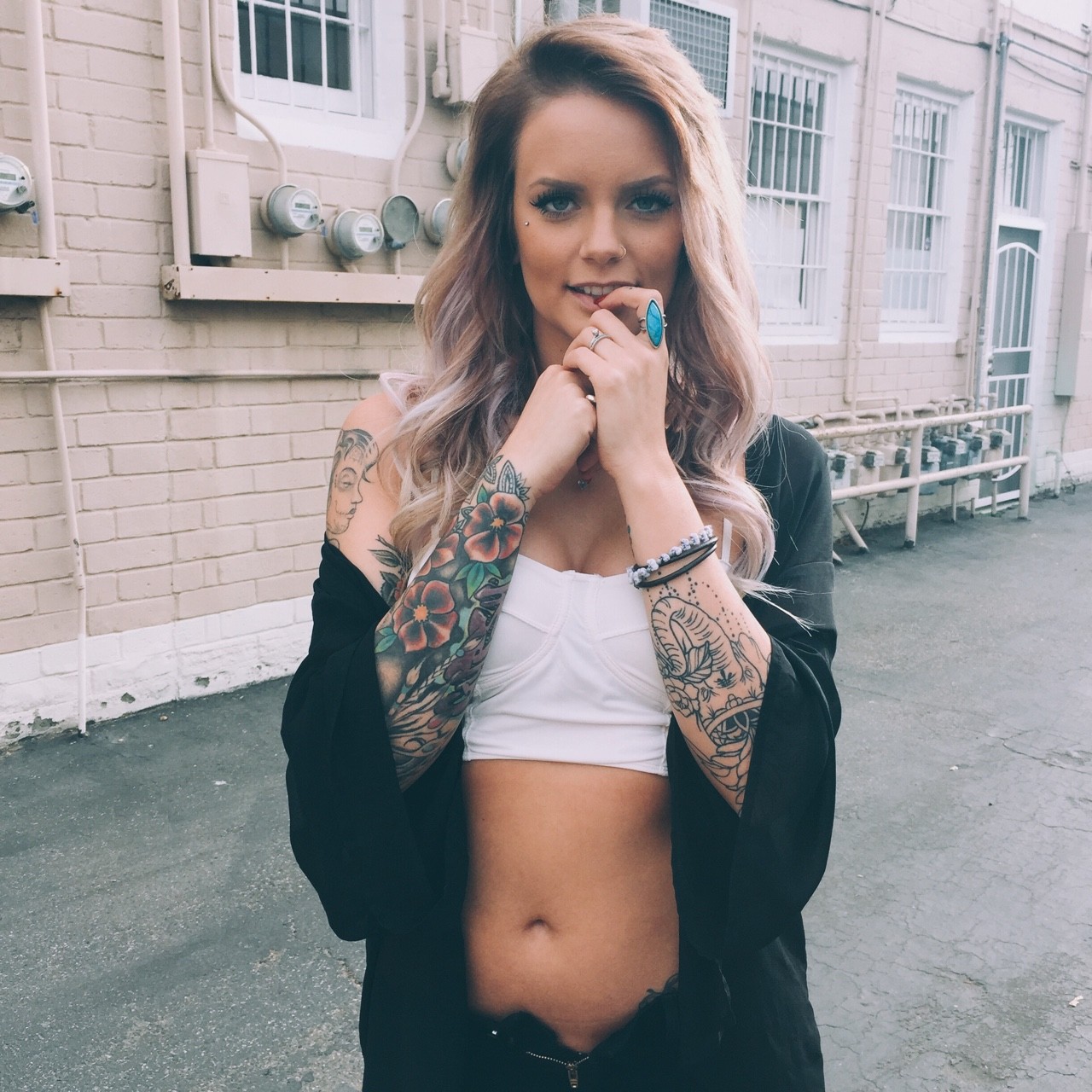 model, øjne, langt hår, fotografering, kjole, tatovering, sort hår, spaltning, mode, hår, Person, tøj, supermodel, Kelsey Nicole, pige, skønhed, kvinde, dame, ben, blond, frisure, Photo shoot, brunt hår, mave, menneskelige legeme, bagagerum, lår