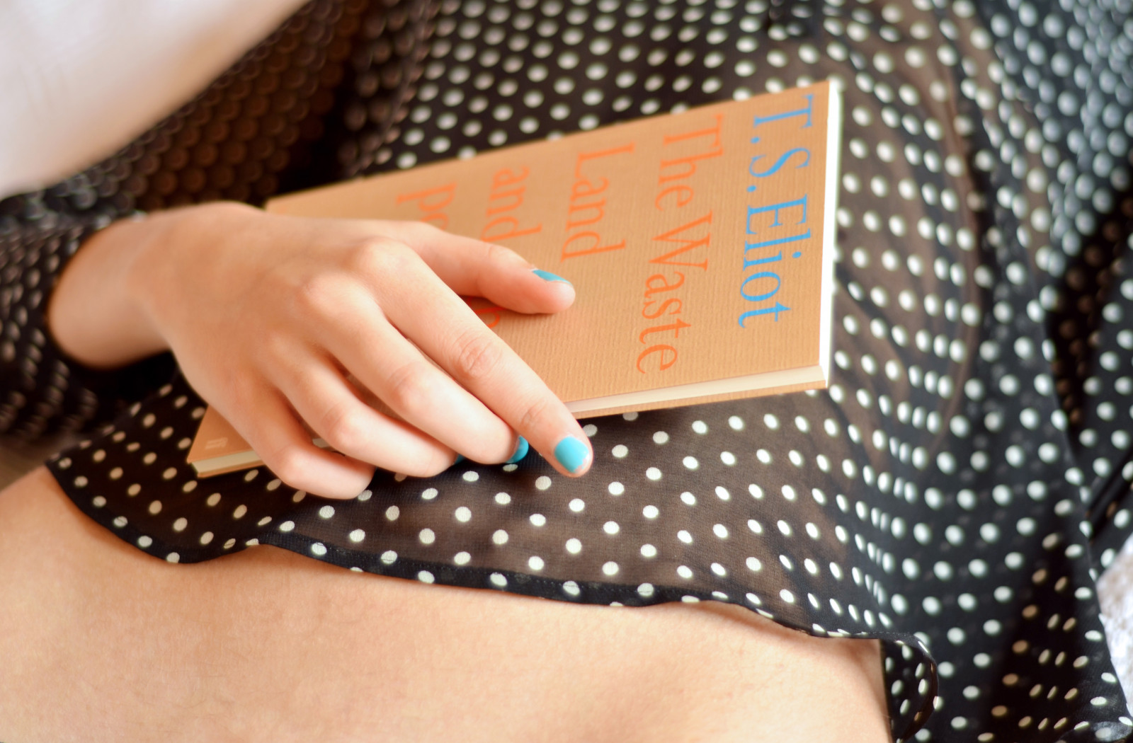 blå, pige, azul, skjorte, 50mm, Bestil, chica, hånd, Libro, negle, Mano, prikker, NIKKOR, camisa, tseliot, u som, Lunares, thelovesongofjalfredprufrock, 2013, nikond5100, thewastelandandotherpoems