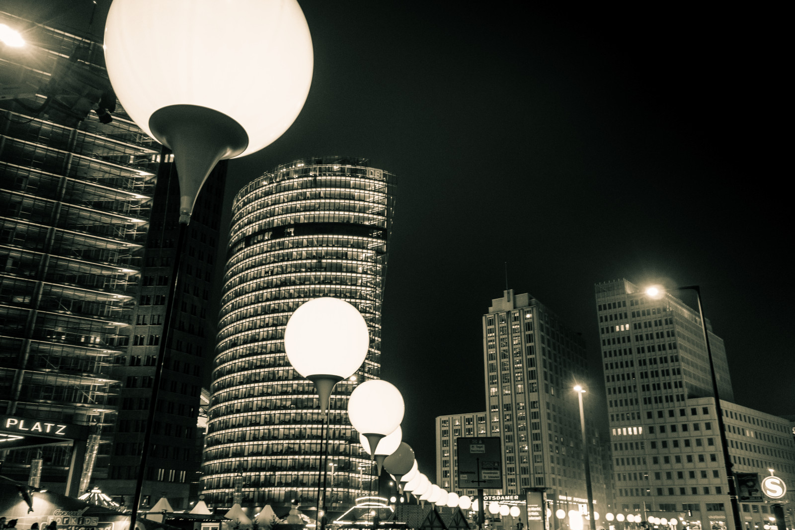 by, bybilledet, nat, arkitektur, bygning, afspejling, himmel, skyline, skyskraber, Tyskland, tårn, metropol, Berlin, grænse, Lightroom, DDR, lys, downtown, belysning, deutschland, milepæl, Grenze, dagtimerne, licht, sonyrx100, nacht, byområde, sort og hvid, monokrom fotografering, hovedstadsområde, højhus, dietmarschwanitz, mauerfall, lichtgrenze, berlinermauer, fallofthewall, lightborder, 25jahremauerfall, 25yearsfalloftheberlinwall, mauerfallberlinwall, stock photography