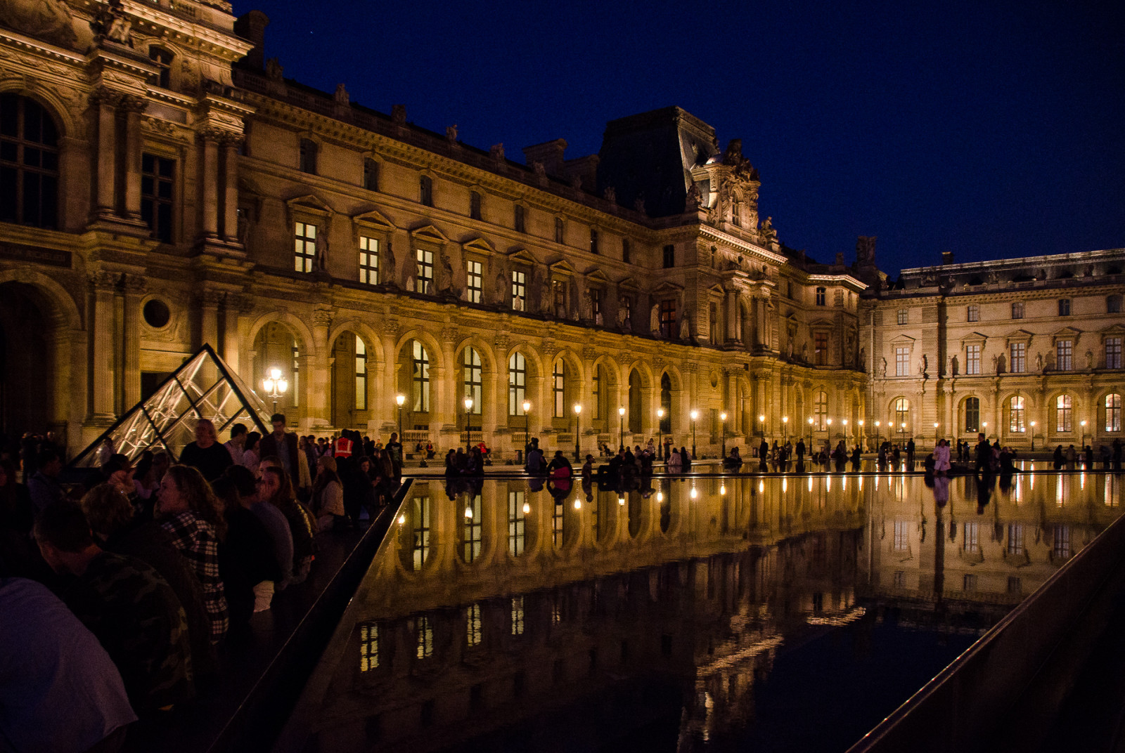 lys, by, gade, bybilledet, nat, bygning, afspejling, Turisme, aften, historie, Nikon, Frankrig, kapital, Europa, Paris, metropol, Louvre, palads, KUNST, NIKKOR, rejse, belysning, D7000, dslr, lamper, menneskemængde, milepæl, naturskøn, vandveje, 18300