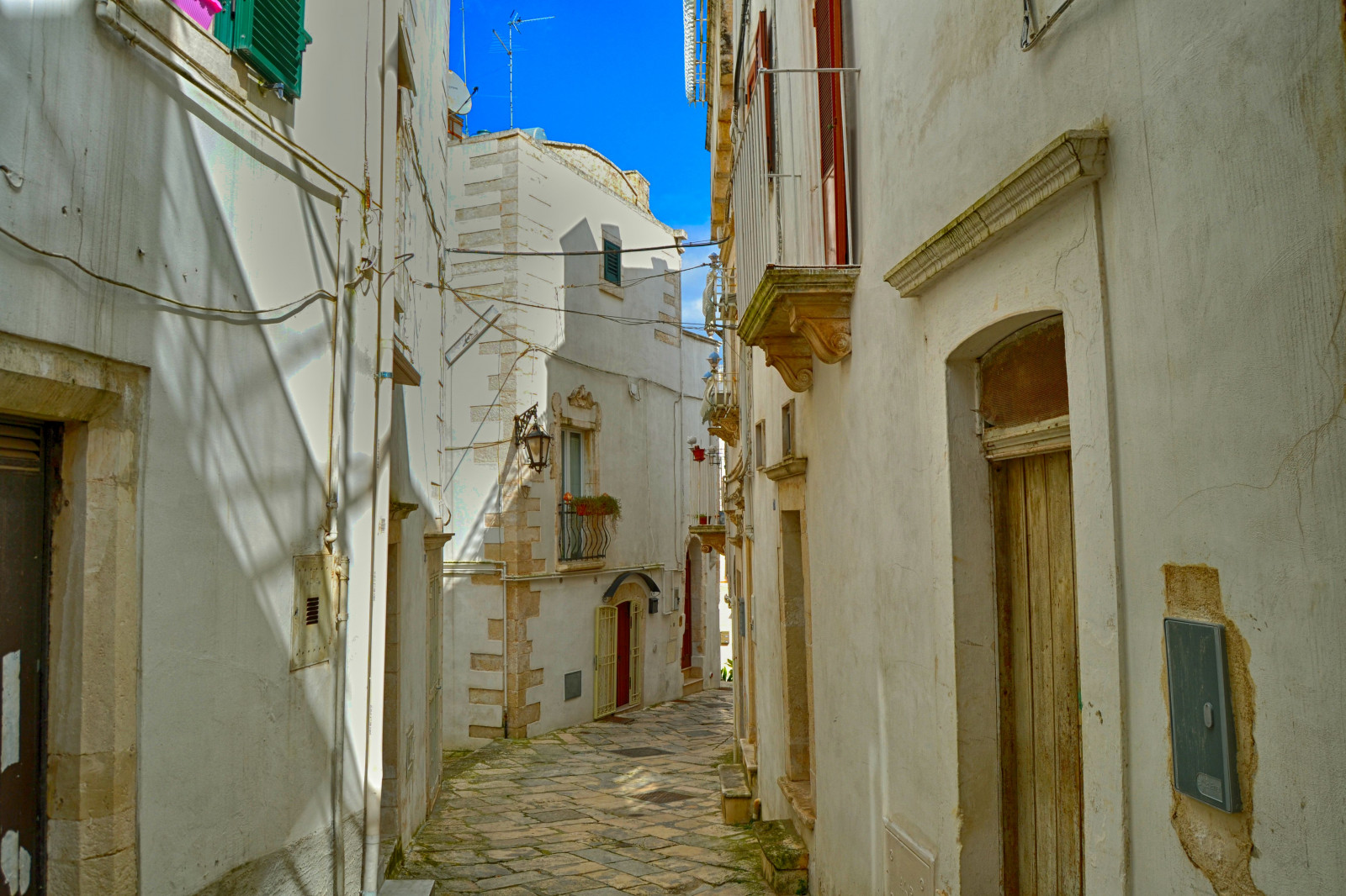 martinafranca, valleditria, provinciaditaranto, Vicolo, balcone, Balconi, okno, finestra, Finestre, vacanze, azzurro, modrý, cielo, nebe, allaperto, venkovní, colore, colori, barva, barvy, mrak, mraky, Loce, světlo, Nikon, nikond3100, HDR, Italia, Itálie, puglie, palazzi, Palazzo, palác, paláce, strada, ulice, Okna