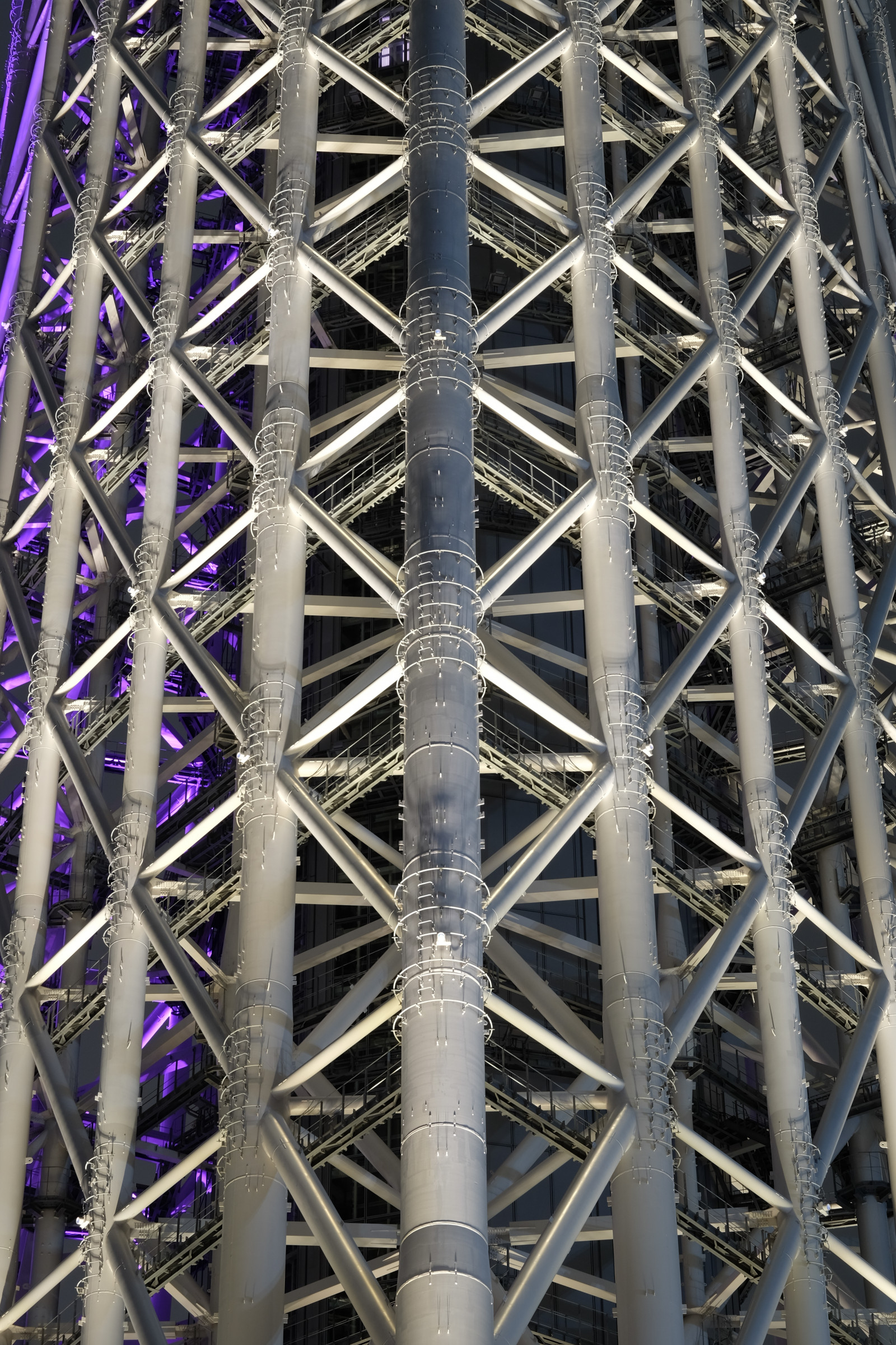 Japonsko, noc, architektura, odraz, symetrie, mrakodrap, modrý, věž, stadión, Tokio, struktura, Fujifilm, jp, Skytree, osvětlené, osvětlení, tvar, design, čára, fuji, Fujinon, mezník, Tokyo Sky Tree, Miyabi, kirameki, xf56mmf12r, xf56mm, XT1, fasáda, průmysl, urban area, sportovní dějiště