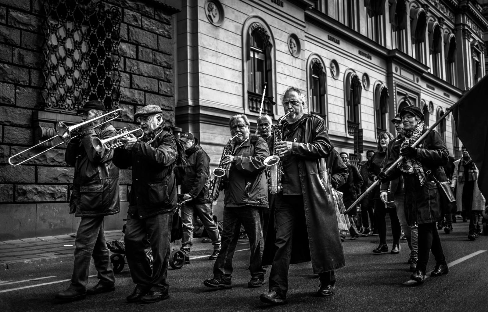 nero, monocromo, città, strada, strada, fotografia, gruppo musicale, musicista, Stoccolma, metropoli, infrastruttura, ottone, bianco e nero, sassofono, stile, oscurità, folla, area urbana, bianco e nero, fotografia in bianco e nero, in marcia, primo maggio, Drorfreiler
