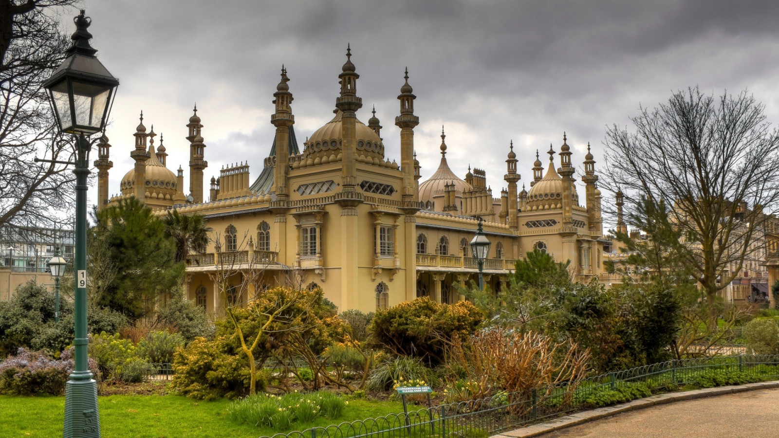 stromy, zahrada, architektura, Příroda, budova, nebe, park, mraky, Anglie, kopce, hrad, svítilna, plot, cesta, Spojené království, klášter, palác, zámek, Brighton Royal Pavilion, Brighton, majetek, mezník, panské sídlo, fasáda, místo uctívání, vznešený domov