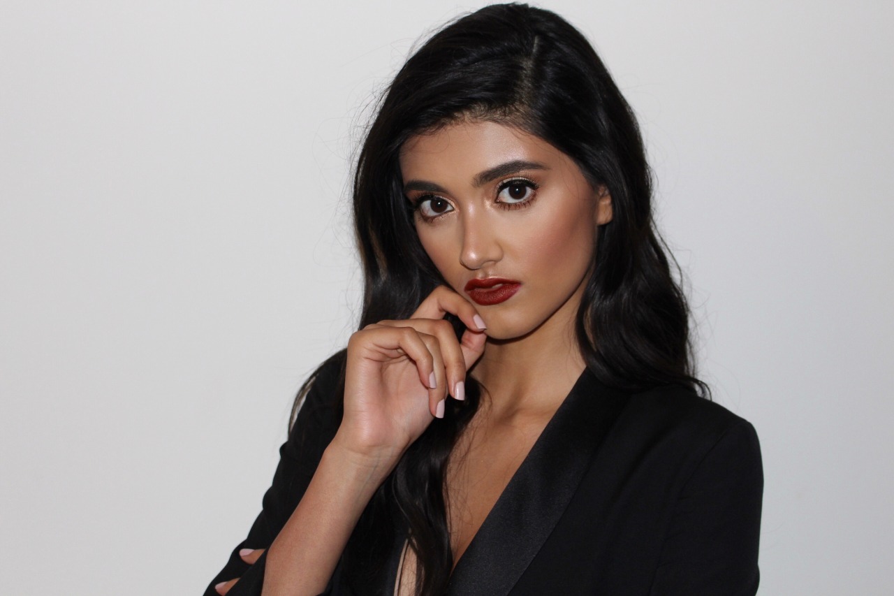 Neelam Gill, ženy, bruneta, červená rtěnka, dlouhé vlasy, jednoduché pozadí, indický