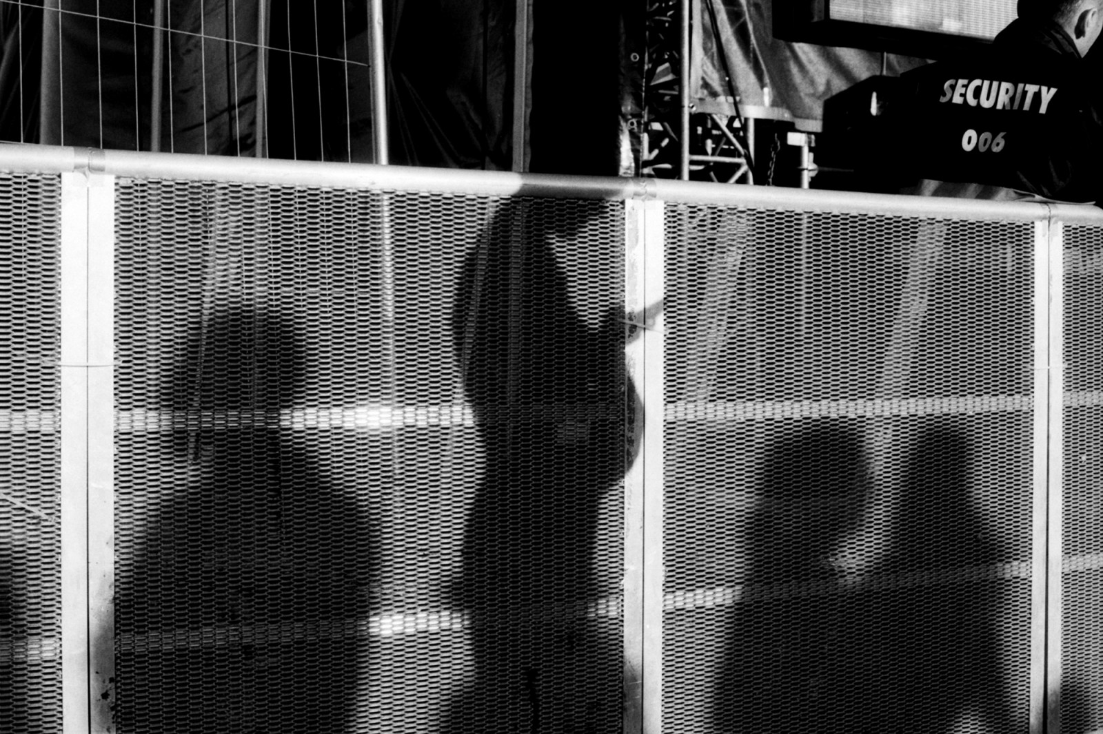 ulice, lidé, Černý a bílý, tělesné, bílý, Černá, film, Veřejnost, černobílý, pole, kontrast, já, 35MM, temný, objektiv, fotografování, 50mm, primární, Nikon, Pozadí, upřímný, 14, široký, sociální, scéna, cizinec, denně, příběh, studie, člověk, 400, druhý, série, pevný, formulář, moment, NIKKOR, unposed, vězněný, zlomenina, rozvinutý, vyprávění, hloubka, rozhodující, xtol, FOMA, chování, Mosko, FOMAPAN, filmisnotdead, Kinofilm, fomafilm, noahsamuelmosko, moskophotography