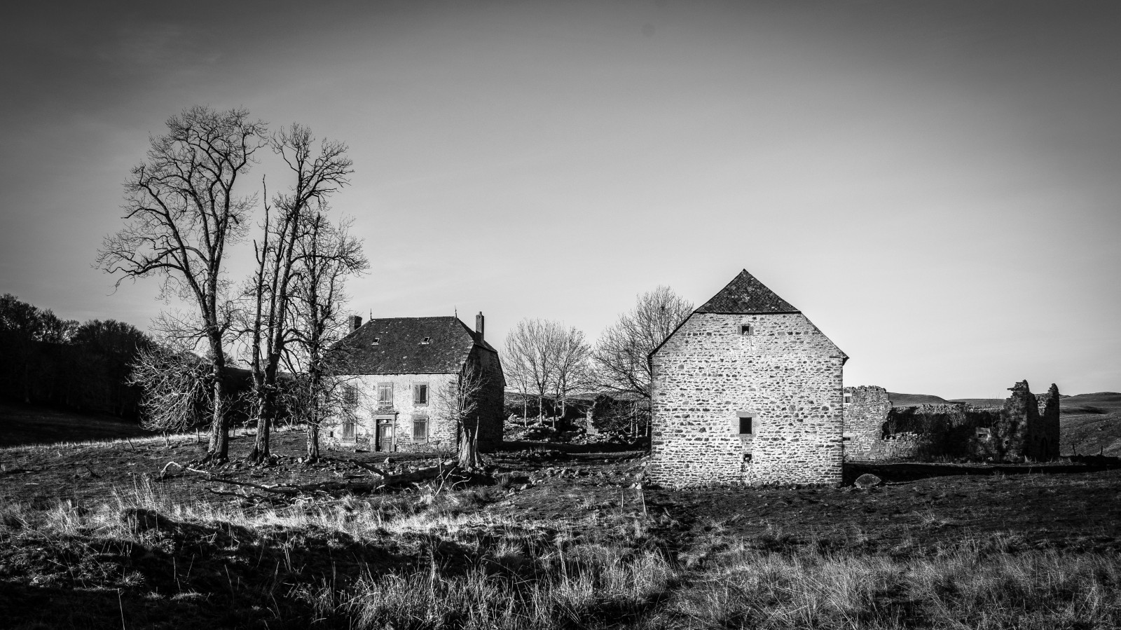 krajina, bílý, Černá, černobílý, Příroda, budova, zřícenina, opuštěný, nebe, fotografování, Dům, vesnice, večer, hrad, dějiny, hospodařit, stodola, zřícenina, Noir, majetek, mrak, strom, tělesné, domů, zřícenina, blanc, fasáda, auvergne, statek, venkov, Černý a bílý, monochromatické fotografování, jev, Cantal, Opustit, Buron, Monval, Přesallier, stock photography