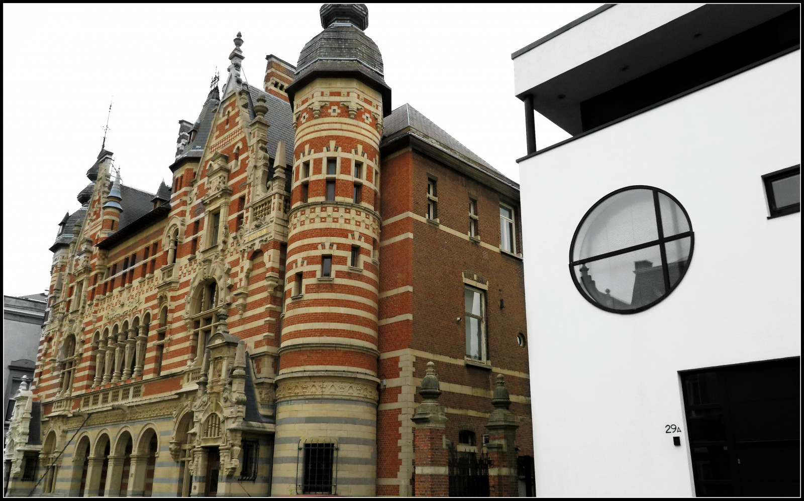 finestra, città, architettura, costruzione, cielo, casa, Torre, storia, Canone, cittadina, Belgio, metropoli, chateau, Antwerpen, ville, immeuble, Maison, punto di riferimento, facciata, Belgie, belgique, claudelina, anvers, huis, berchem, architettura medievale, Quartierzurenborg