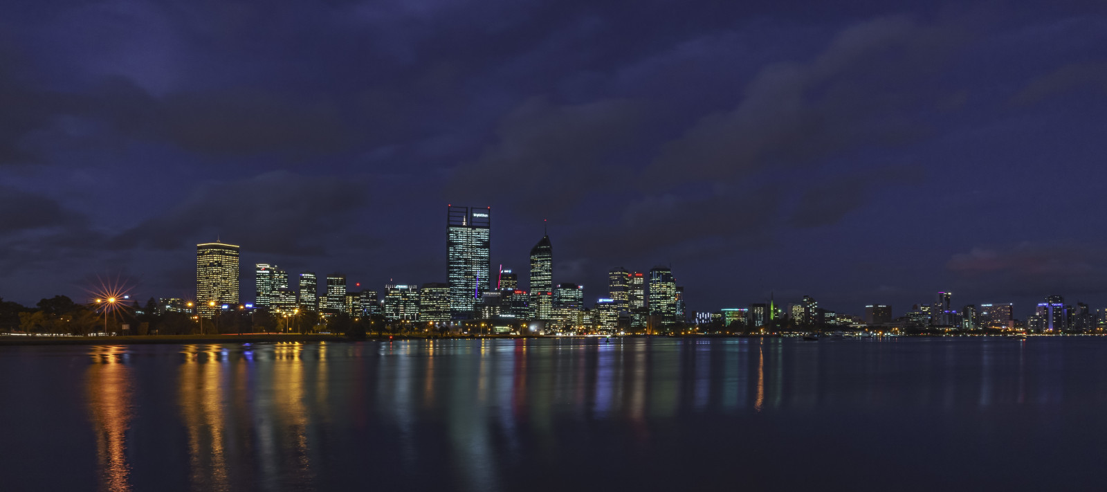 krajina, západ slunce, město, panoráma města, noc, jezero, voda, odraz, nebe, mraky, uklidnit, panoráma, mrakodrap, večer, věž, řeka, horizont, Sony, atmosféra, soumrak, Austrálie, metropole, Perth, světlo, longexposure, mrak, centrum, scenérie, svítání, carlzeiss, tma, mezník, alfa, scénický, během dne, západní Austrálie, A99, slta99, stevekphotography, urban area, počítač tapeta, Atmosféra Země, Metropolitní oblast, panelový dům, sal1635z, variosonnar163528za, Southperth, Cityofperth