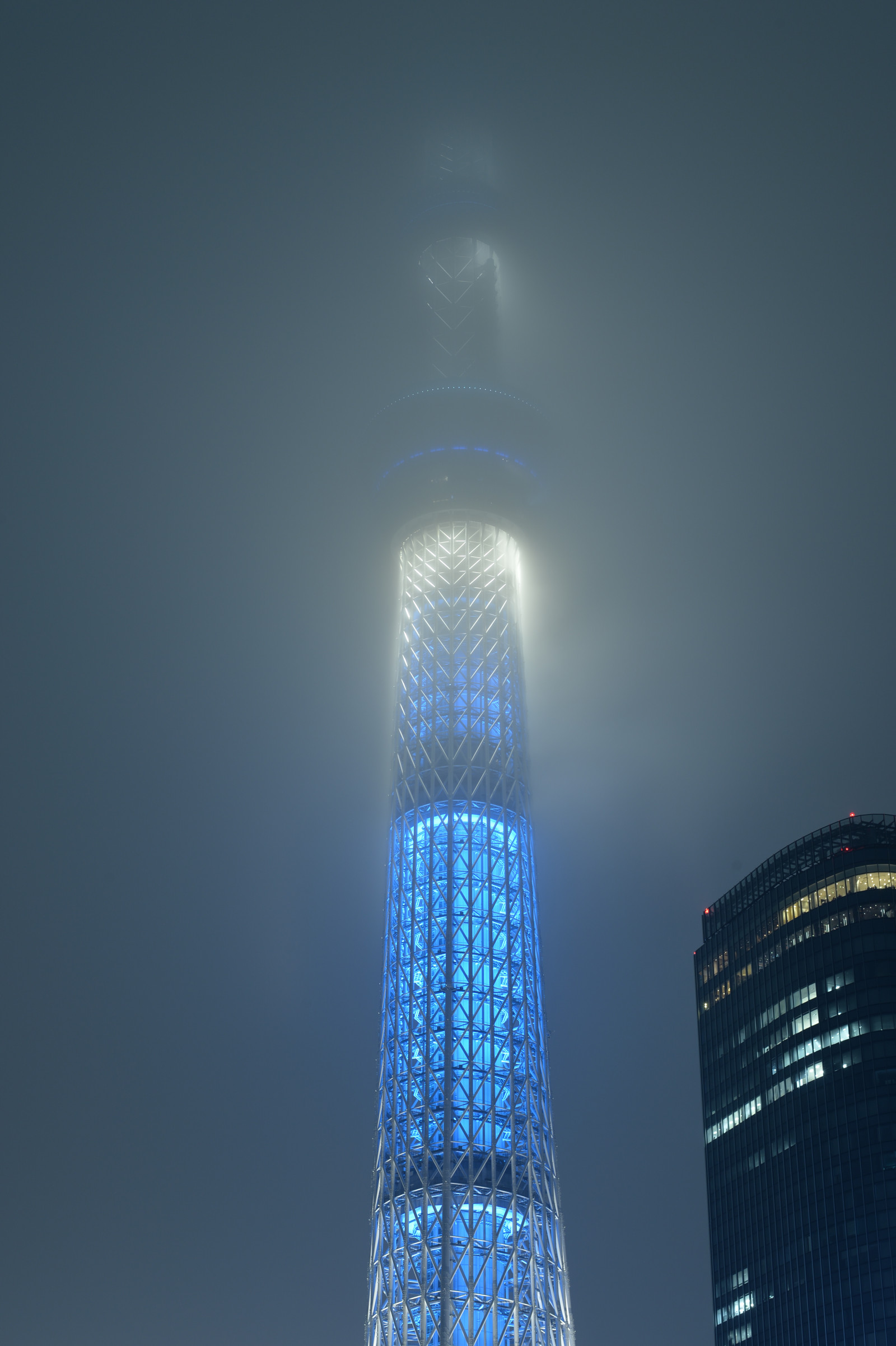 Japonsko, panoráma města, noc, architektura, odraz, nebe, symetrie, panoráma, mrakodrap, modrý, věž, Nikon, Tokio, jp, Skytree, světlo, NIKKOR, osvětlené, osvětlení, osvětlení, iki, mezník, Tokyo Sky Tree, df, afs58mmf14g, afsnikkor58mmf14g, Atmosféra Země, panelový dům