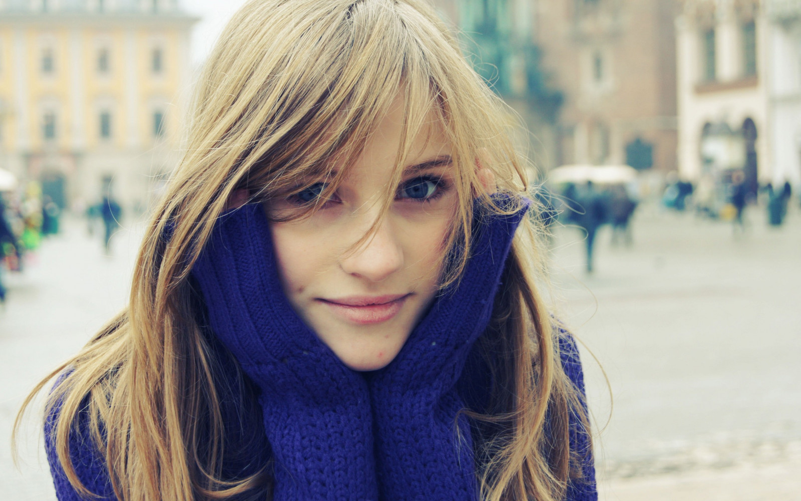 ansigt, Kvinder, model, portræt, blond, langt hår, briller, fotografering, blå, sweater, mode, hår, emotion, Person, hud, tøj, hoved, farve, pige, skønhed, smil, øje, kvinde, dame, fotografi, blond, frisure, portrætfotografering, Photo shoot, brunt hår, menneskehår farve, ansigtsudtryk, menneskelige legeme, organ, tæt på