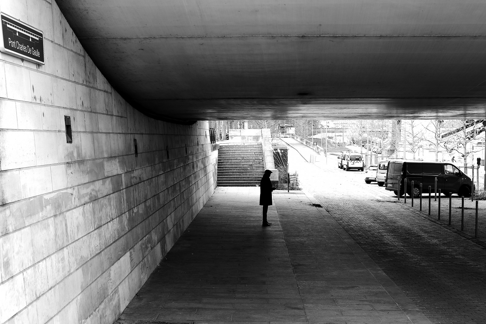 Černá, černobílý, ulice, architektura, nebe, silnice, fotografování, most, telefon, telefon, metro, infrastruktura, úhel, světlo, Černý a bílý, muž, Street View, pont, noiretblanc, photoderue, momentka, urbanarte, paris13, photopascalcolin, homme, pruh, Černý a bílý, monochromatické fotografování, denní osvětlení, povrch vozovky, Pontcharlesdegaulle, fixed link