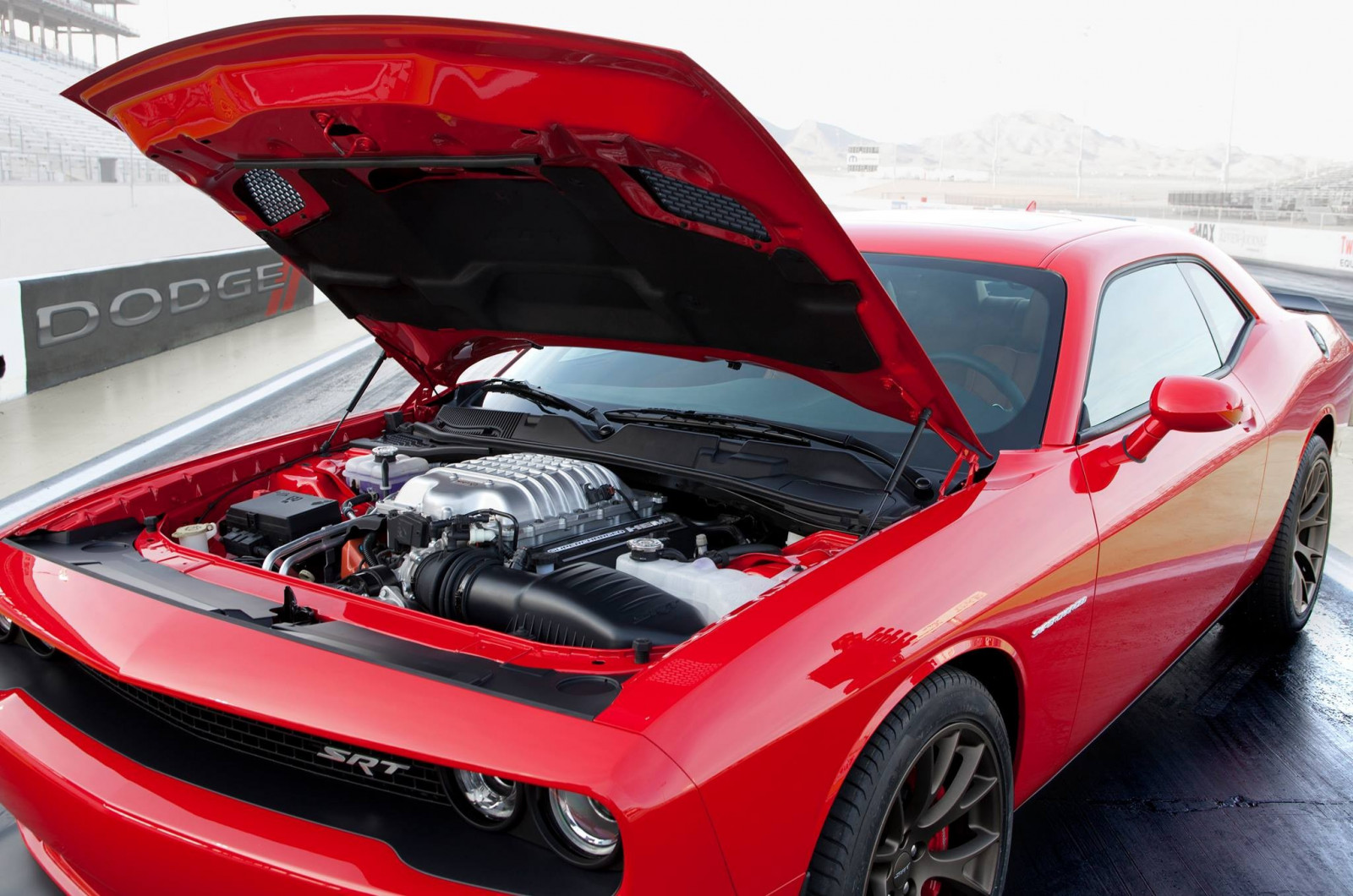auto, vozidlo, Vyhnout se, Dodge Challenger, červená auta, sportovní auto, Dodge Challenger SRT, klasická auta, výkon auta, motor, superauto, pozemní vozidla, automobilového designu, automobilový exteriér, automobil make, model auta, luxusní vůz, nárazník, závoďák, stock závodní auto