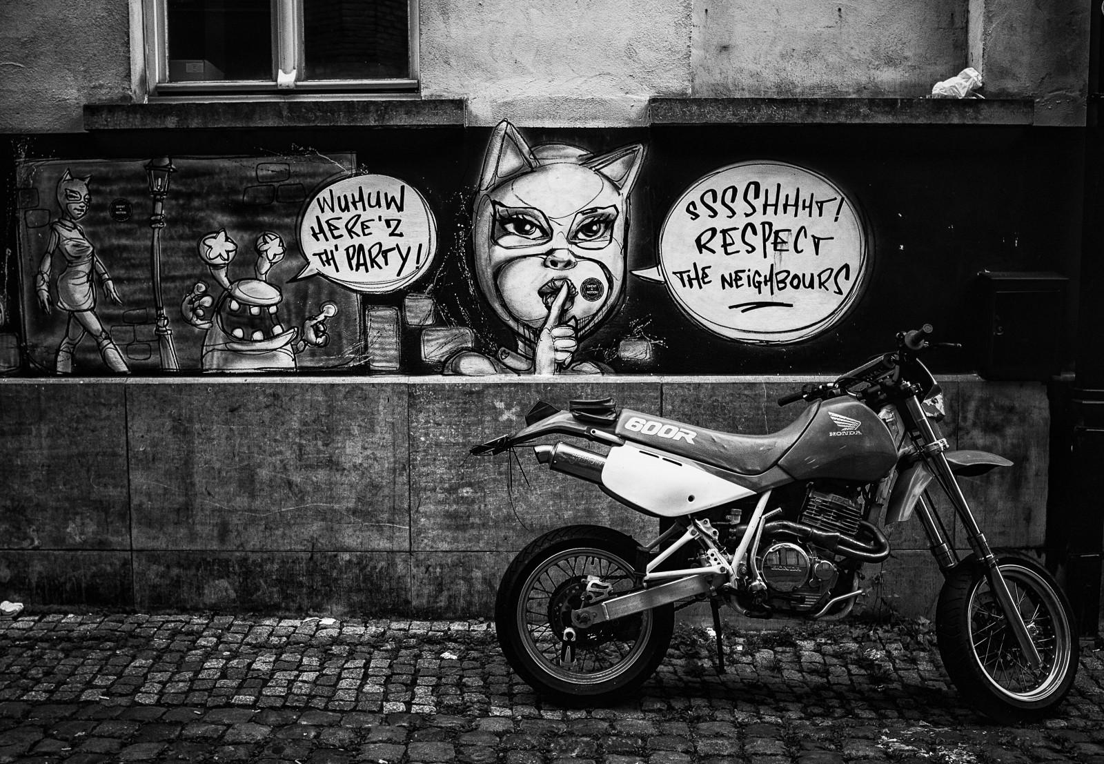 černobílý, město, ulice, auto, jízdní kolo, městský, motocykl, vozidlo, stěna, silnice, fotografování, letní, Honda, pouliční umění, Belgie, Pán, Černý a bílý, tělesné, kolo, motor, noiretblanc, grafiti, zwartwit, straat, olympuspen, Černý a bílý, monochromatické fotografování, automobilového designu, motorové vozidlo, EP3, automotive Lighting, Marcgommans, Penografii, Fotoclubvenray