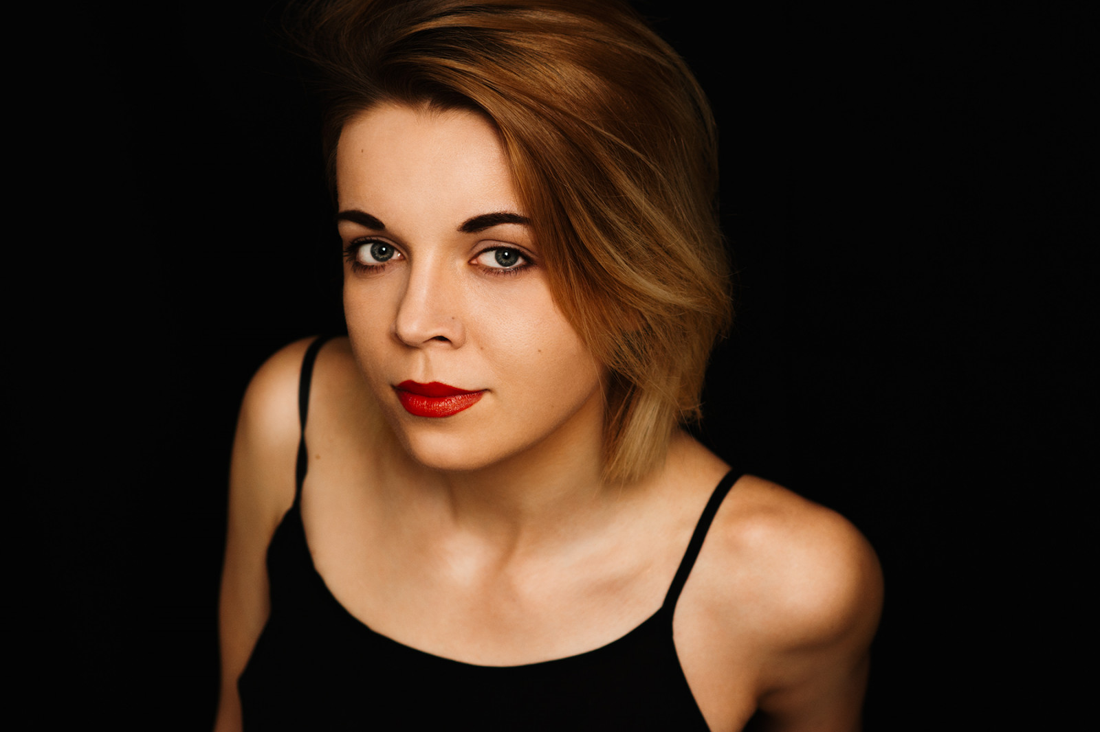 tvář, model, portrét, dlouhé vlasy, fotografování, zpěvák, černé vlasy, móda, vlasy, emoce, Osoba, kůže, hlava, supermodelka, ukrajinština, dívka, krása, usměj se, oko, žena, dáma, ret, blond, účes, portrétní fotografie, focení, hnědé vlasy, umění model, orgán, zblízka, greyeyes, červená rtěnka