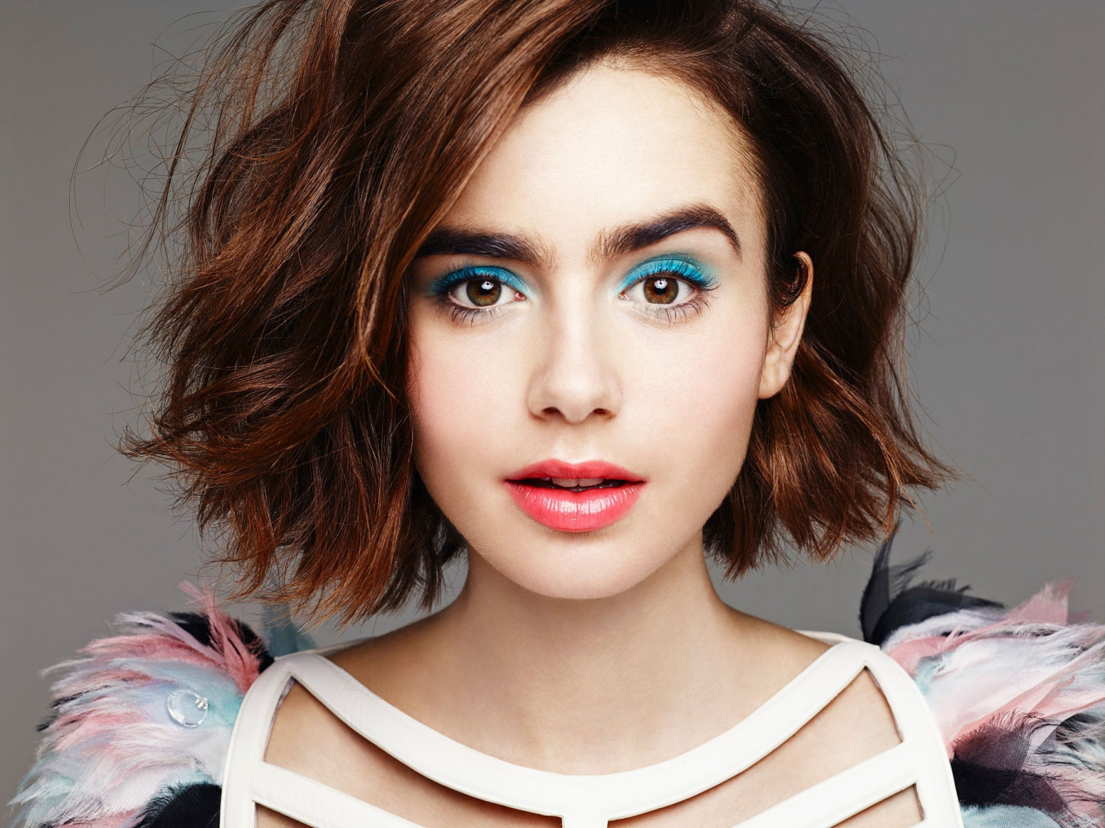 tvář, ženy, model, portrét, dlouhé vlasy, osobnost, zpěvák, černé vlasy, móda, Lily Collins, vlasy, ofina, nos, kůže, hlava, supermodelka, krása, oko, ret, účes, portrétní fotografie, focení, hnědé vlasy, člověk barva vlasů, barvení vlasů, zrzavé vlasy, obočí, Lidské tělo, orgán, vrstvené vlasy