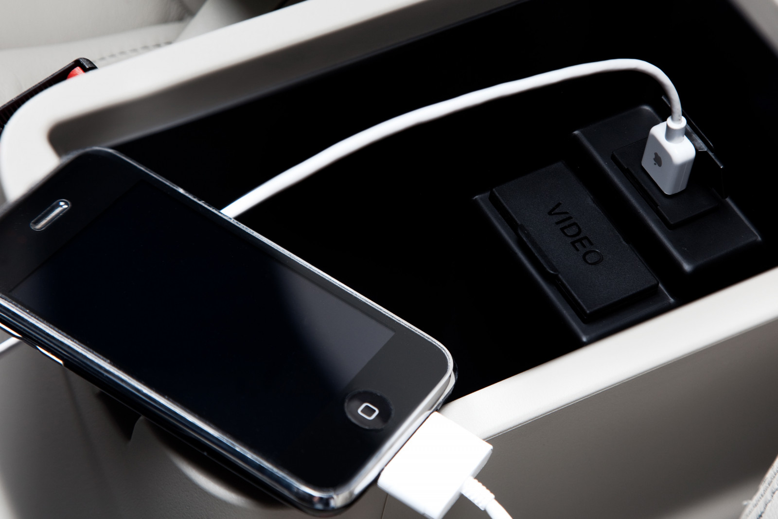 auto, vozidlo, technika, mitsubishi, chytrý telefon, 2013, volant, netcarshow, netcar, obrázky vozidel, photo auto, kolo, ruka, Outlander GT, multimédia, přístroj, automobilový exteriér, automobil make, luxusní vůz, mobilní telefon