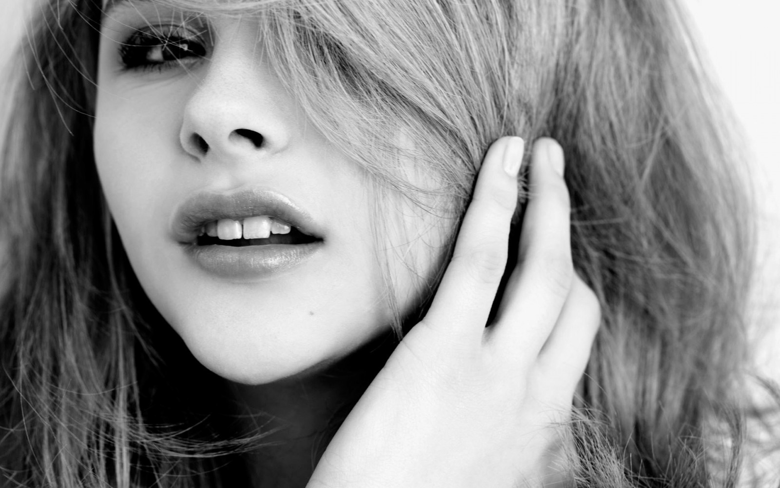 față, alb, negru, monocrom, model, portret, par lung, fotografie, par, nas, emoţie, Chlo Grace Moretz, Persoană, piele, cap, fată, frumuseţe, zâmbet, ochi, femeie, buze, coafura, 1920x1200 px, alb-negru, Fotografie alb-negru, Fotografie portret, sedinta foto, păr șaten, expresie faciala, organ, a închide