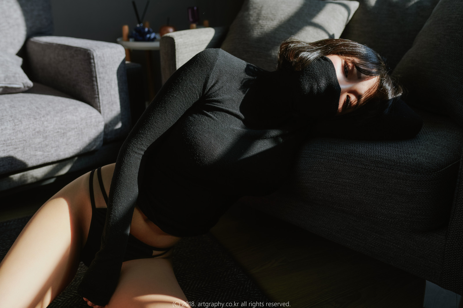 comfort, design automobilistico, coscia, poggiatesta, occhiali, gamba umana, seggiolino auto, car seat cover, ginocchio, seduta, veicolo di lusso, completo da uomo, parte auto, vestito formale, auto di famiglia, vehicle door, occhiali da sole, camera, impiegato, divano, Biancheria, Passeggeri, sedia, apparecchiature audio, pisolino, guida