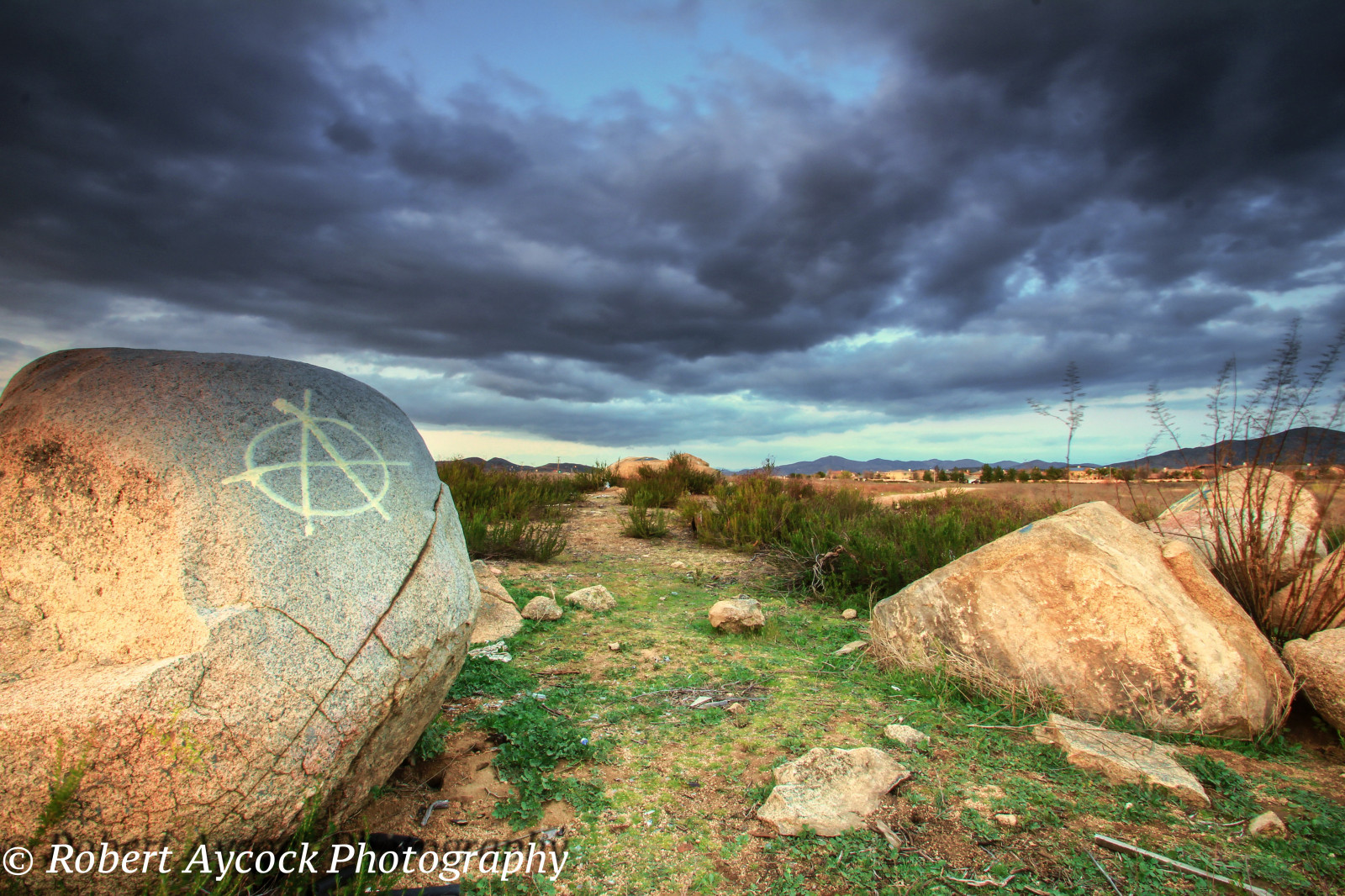 slunečnímu záření, stromy, krajina, malování, Černá, hory, západ slunce, kopec, Skála, tráva, nebe, válka, pole, Dům, zelená, žlutý, podepsat, Grunge, Šedá, textura, Kalifornie, horizont, kruh, skály, smrt, přejít, grafiti, šedá, Anarchie, rákosí, pankáč, svoboda, kultura, Volný, uvolnit, Záchvat, Balvan, Chaos, svoboda, Mládí, mrak, strom, hnutí, bouřka, modrá obloha, spraypaint, symbol, sociální, symbol, A, tráva rodina, meteorologický jev, Winchester, Temecula, ekoregion, Svoboda projevu, temné mraky, zděšený, civilní, sociální média, proti, Polefremenů, Drwing, Frenchvalley, Rozvoj, Těžké objekty, Skládky